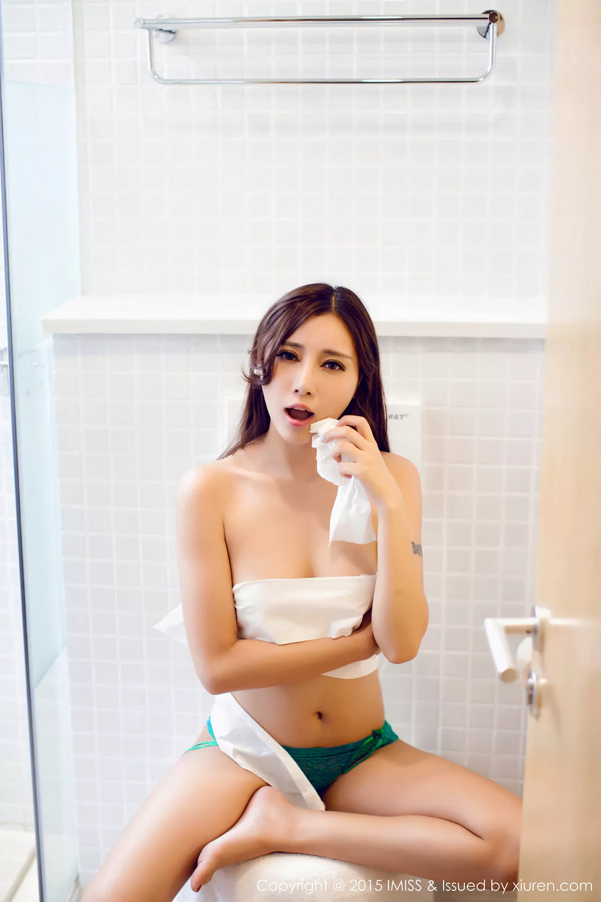 秀人集.com_[IMISS爱蜜社]Vol.009_嫩模乐乐Mango高颜值居家私房秀白嫩肌肤性感写真55P