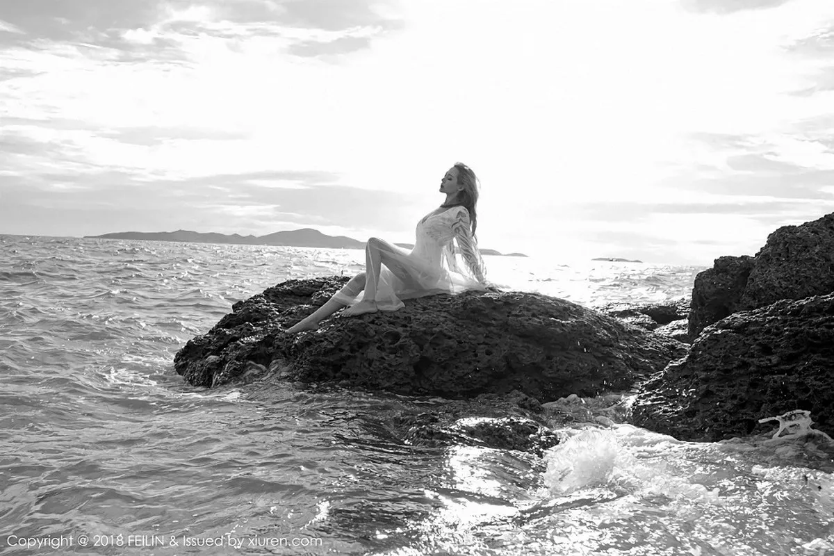 秀人集.com_[FeiLin嗲囡囡]Vol.136_嫩模晗大大Via户外泳池边性感比基尼秀完美身材湿身诱惑写真38P