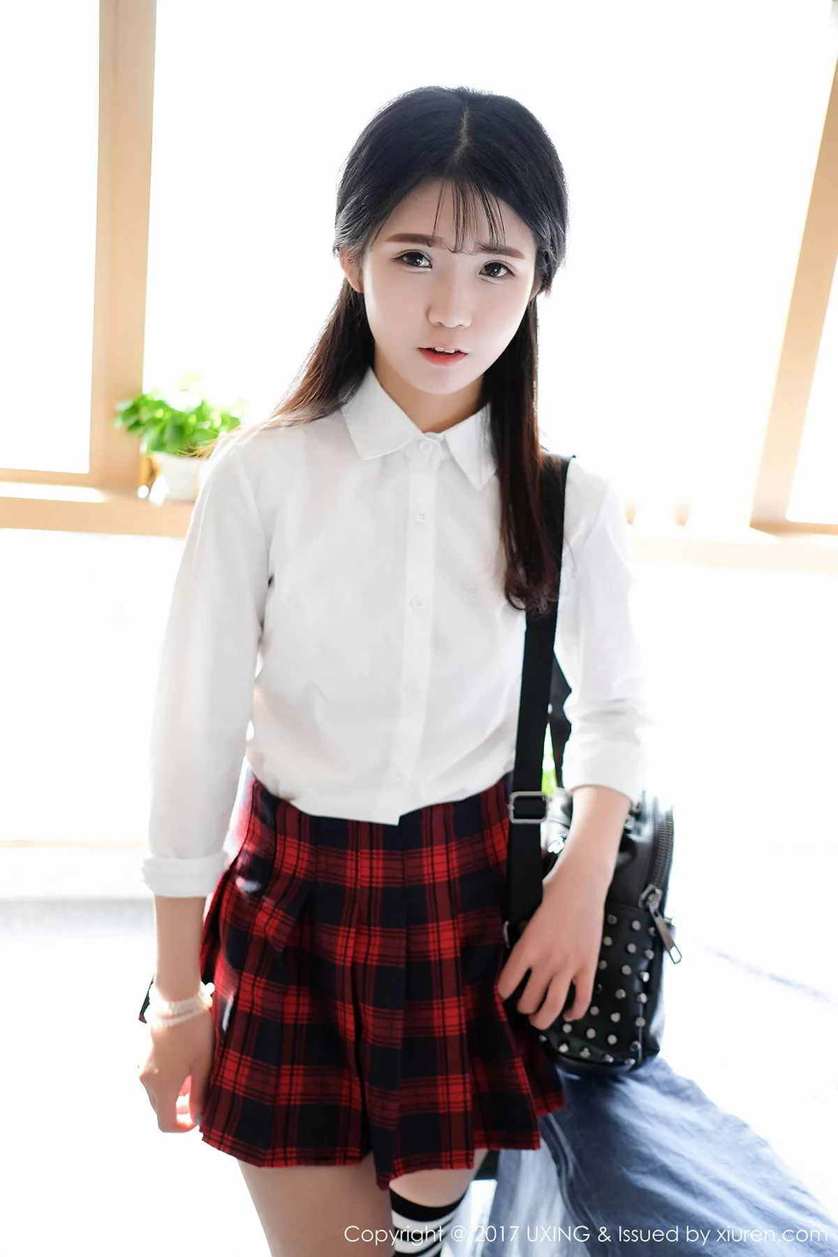 秀人集.com_[UXING优星馆]Vol.046_童颜巨乳妹子可爱的小叶子格子短裙学生装性感内衣写真50P