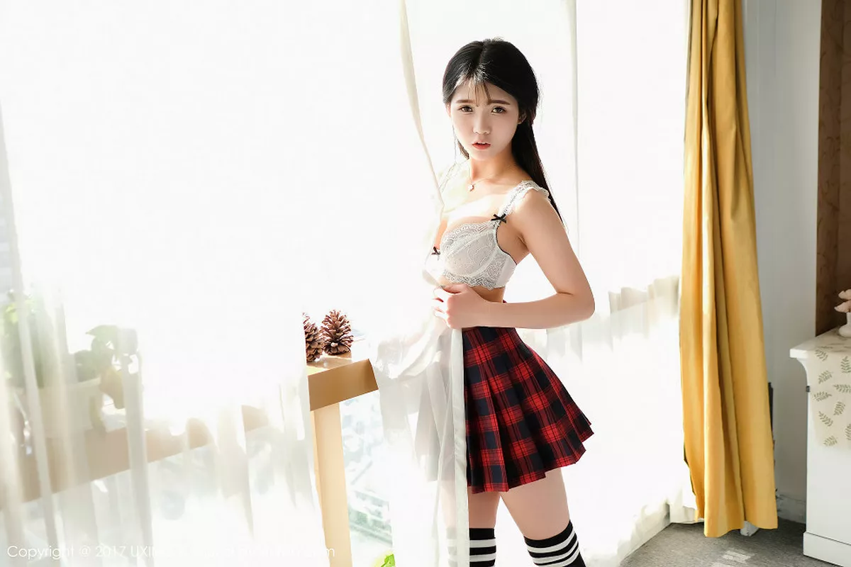 秀人集.com_[UXING优星馆]Vol.046_童颜巨乳妹子可爱的小叶子格子短裙学生装性感内衣写真50P