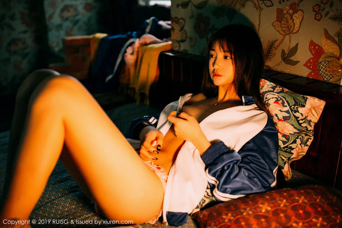 秀人集.com_[RUISG瑞丝馆]Vol.069_嫩模圆圆Daphne私房脱运动服露花色内衣秀完美身材诱惑写真51P