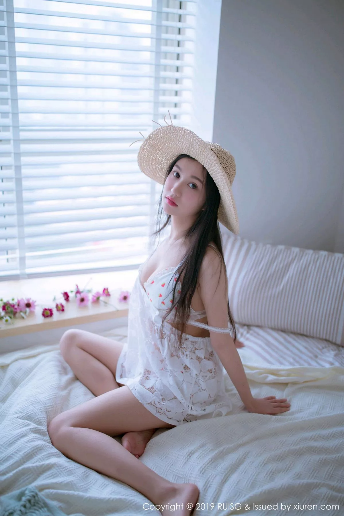 秀人集.com_[RUISG瑞丝馆]Vol.068_嫩模深紫Julie私房清甜可人草帽女孩系列靓丽迷人写真49P