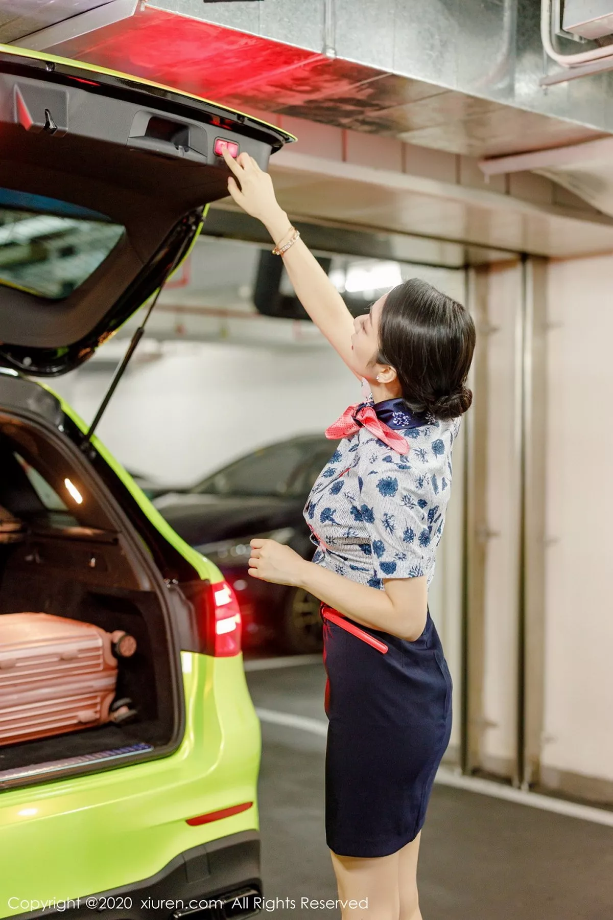 秀人集.com_[XiuRen秀人网]No.2305_女神Angela小热巴空乘制服主题剧情镜头下半脱秀完美身材写真100P