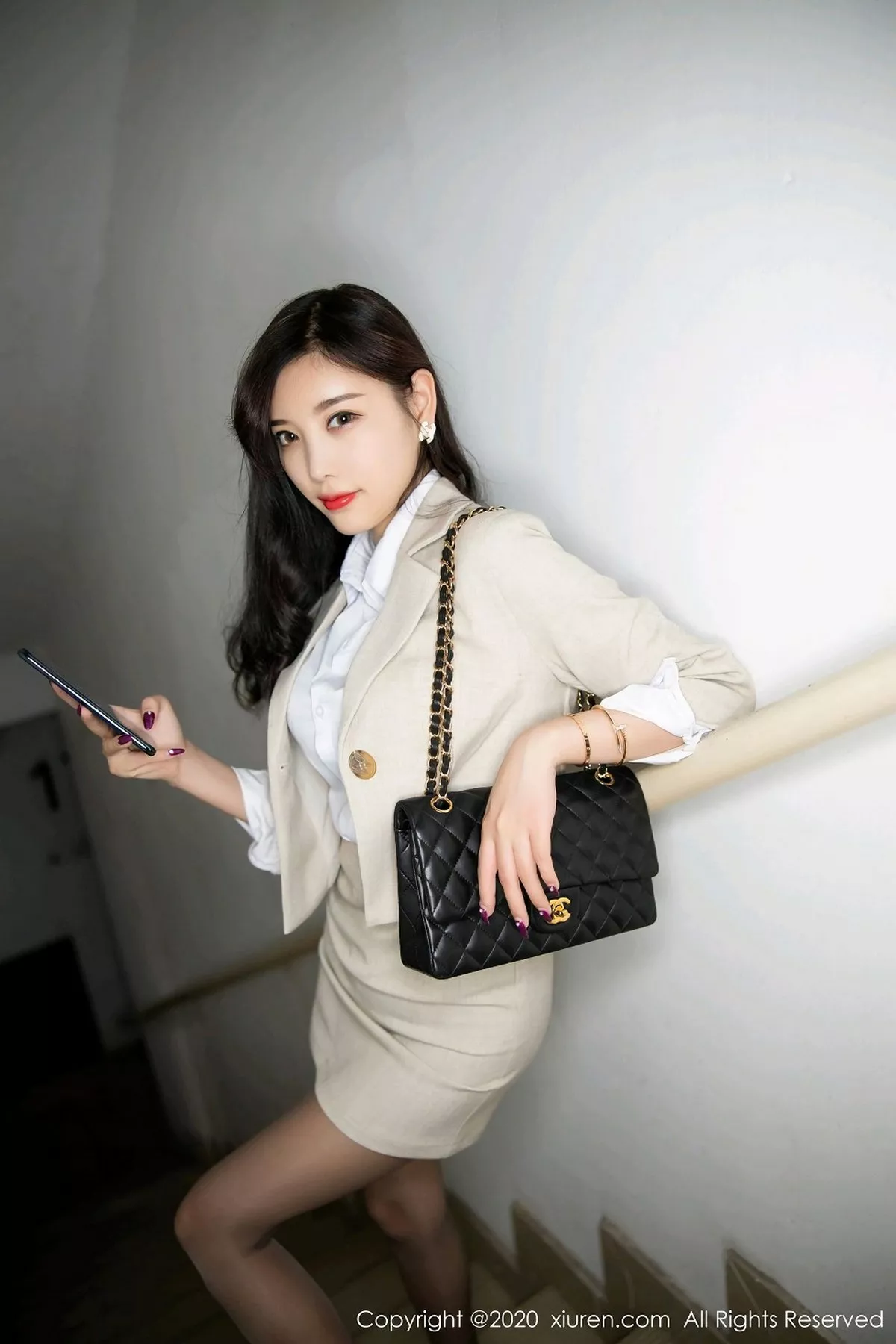 秀人集.com_[XiuRen秀人网]No.2864_女神杨晨晨sugar职场制服主题楼梯间半脱露性感内衣撩人诱惑写真85P