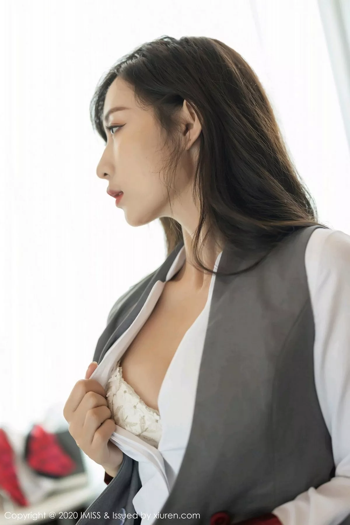 秀人集.com_[IMISS爱蜜社]Vol.524_新人模特萌白酱空姐制服主题私房半脱露开档灰丝裤袜诱惑写真60P