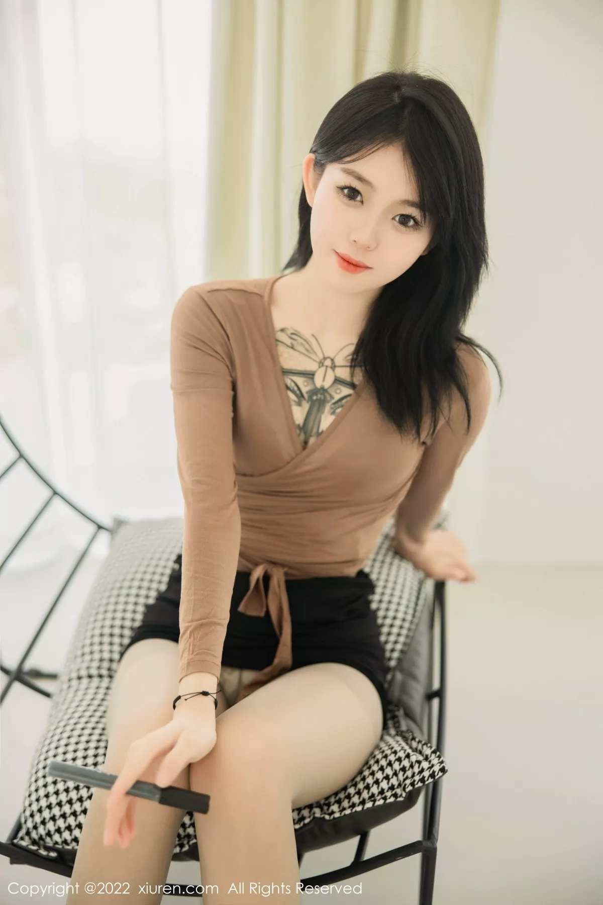 秀人集.com_[XiuRen秀人网]No.5587_模特奶瓶大理旅拍杏色衣配黑短裙露浅色内衣杏色丝袜诱惑写真100P