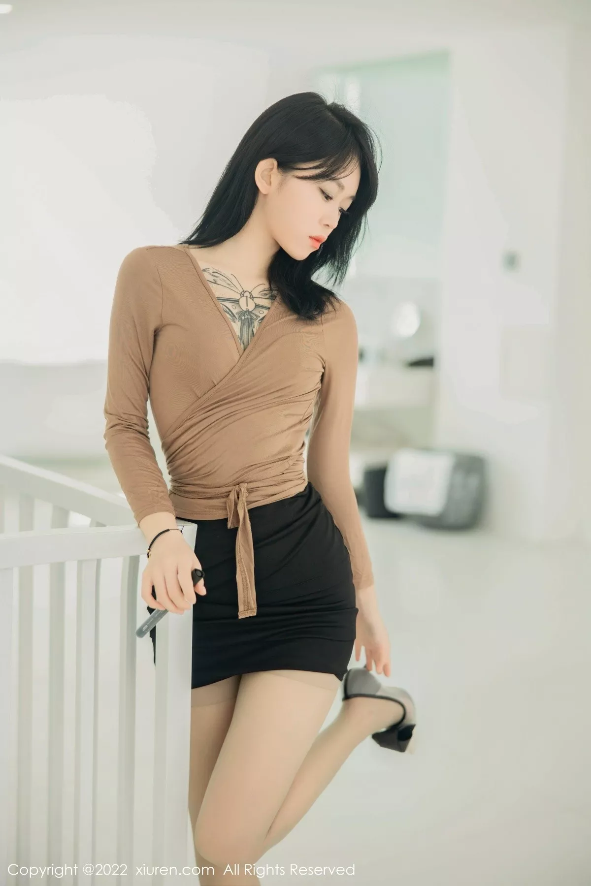 秀人集.com_[XiuRen秀人网]No.5587_模特奶瓶大理旅拍杏色衣配黑短裙露浅色内衣杏色丝袜诱惑写真100P