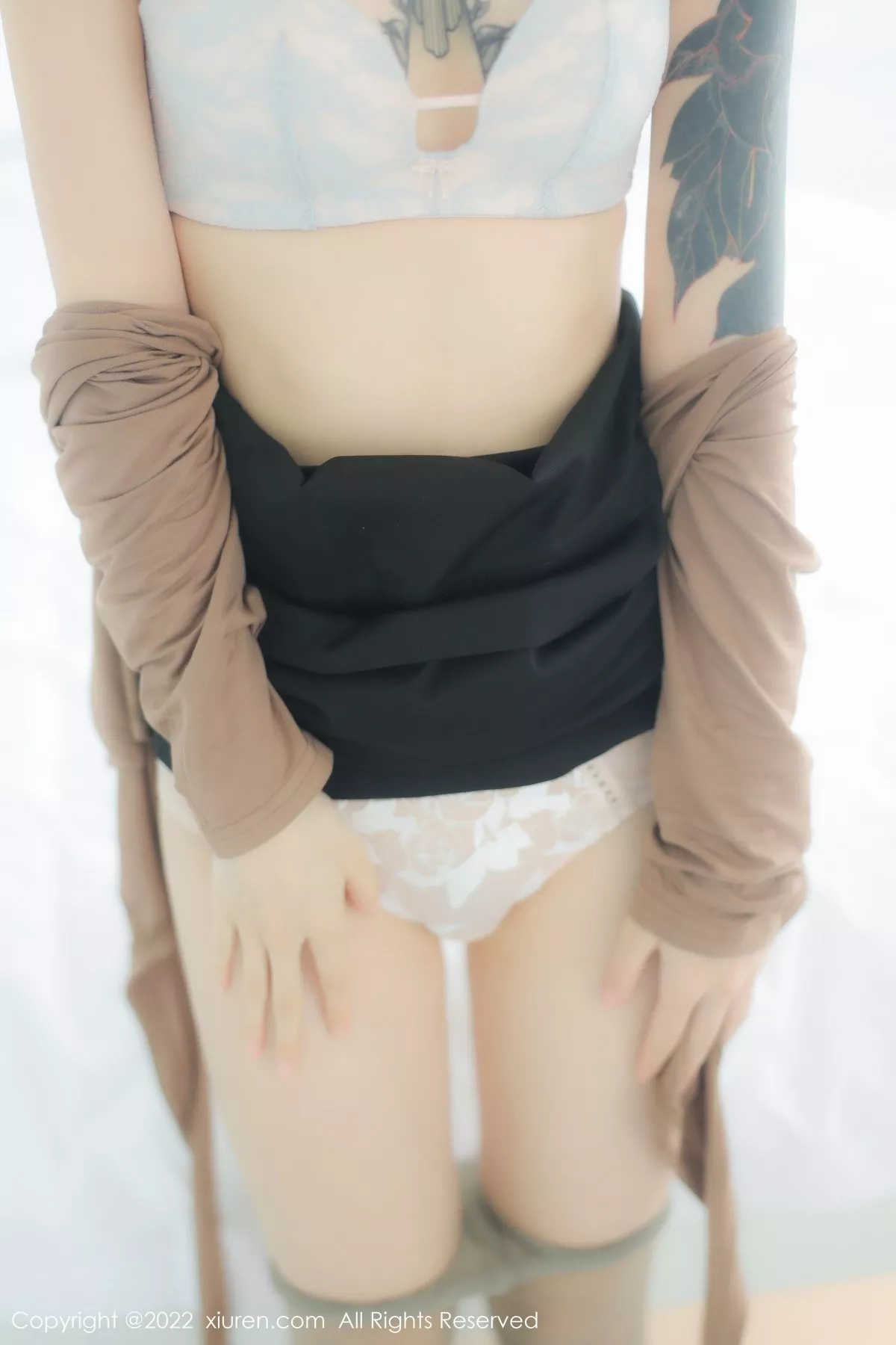 秀人集.com_[XiuRen秀人网]No.5587_模特奶瓶大理旅拍杏色衣配黑短裙露浅色内衣杏色丝袜诱惑写真100P