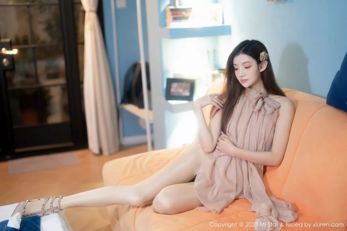 秀人集.com_[MFStar模范学院]Vol.603_模特加朵babe深色露肩连衣短裙配超薄肉丝秀凹凸身材诱惑写真65P