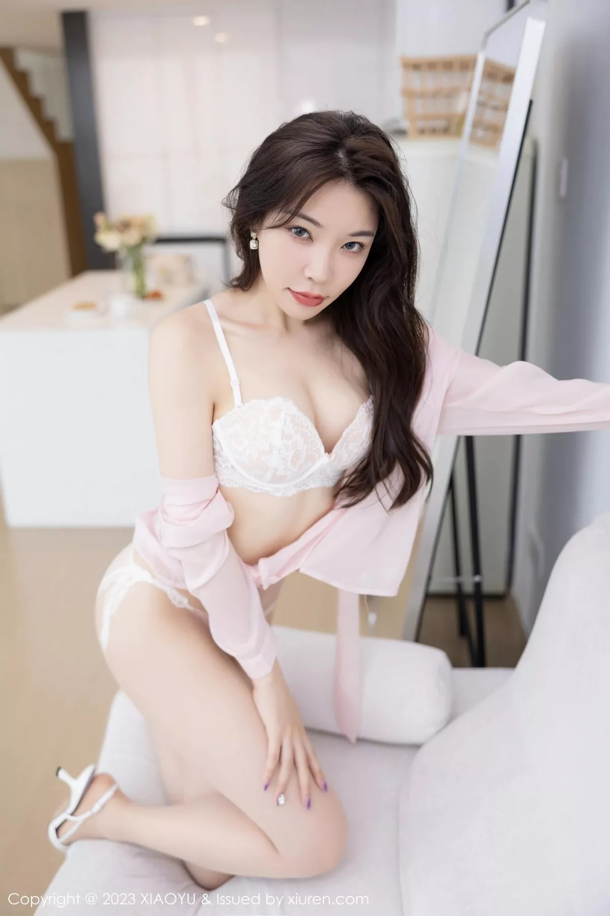 秀人集.com_[XiaoYu画语界]Vol.1009_女神徐莉芝Booty粉色衬衫露白色蕾丝内衣秀曼妙身姿迷人写真82P