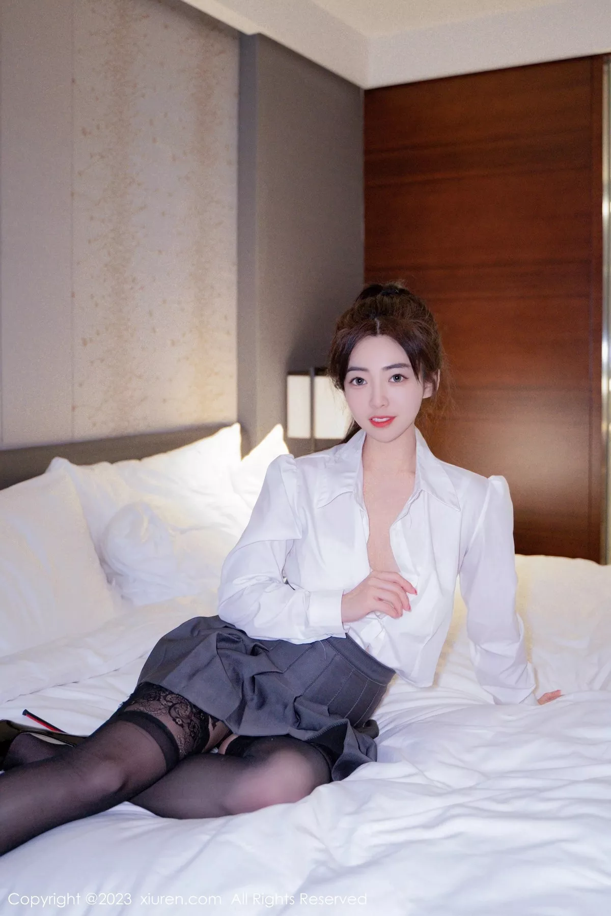 秀人集.com_[XiuRen秀人网]No.6444_模特星子柒kiki白色上衣配灰色短裙露白色内衣超薄黑丝魅惑写真60P