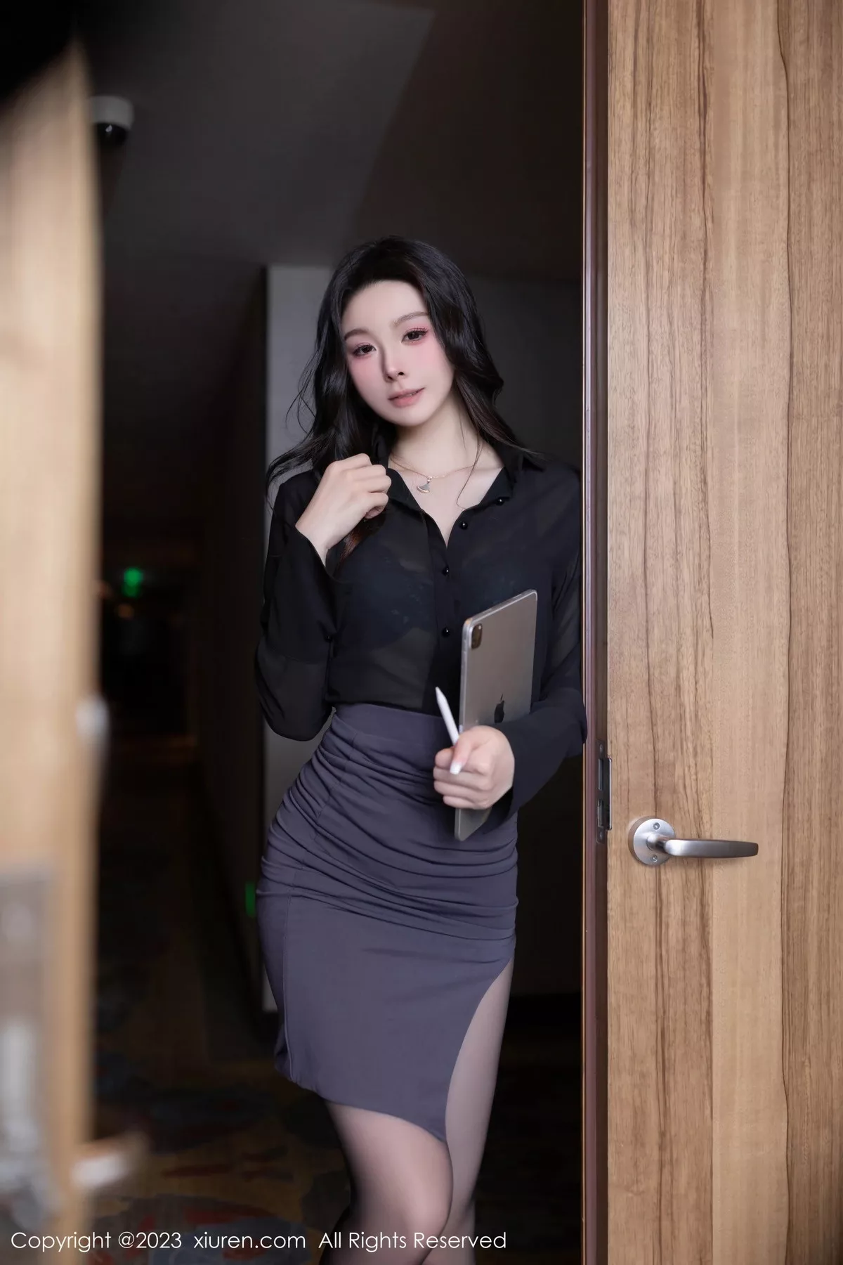 秀人集.com_[XiuRen秀人网]No.7542_模特小逗逗性感黑色OL装露蓝灰色蕾丝内衣配超薄黑丝诱惑写真78P