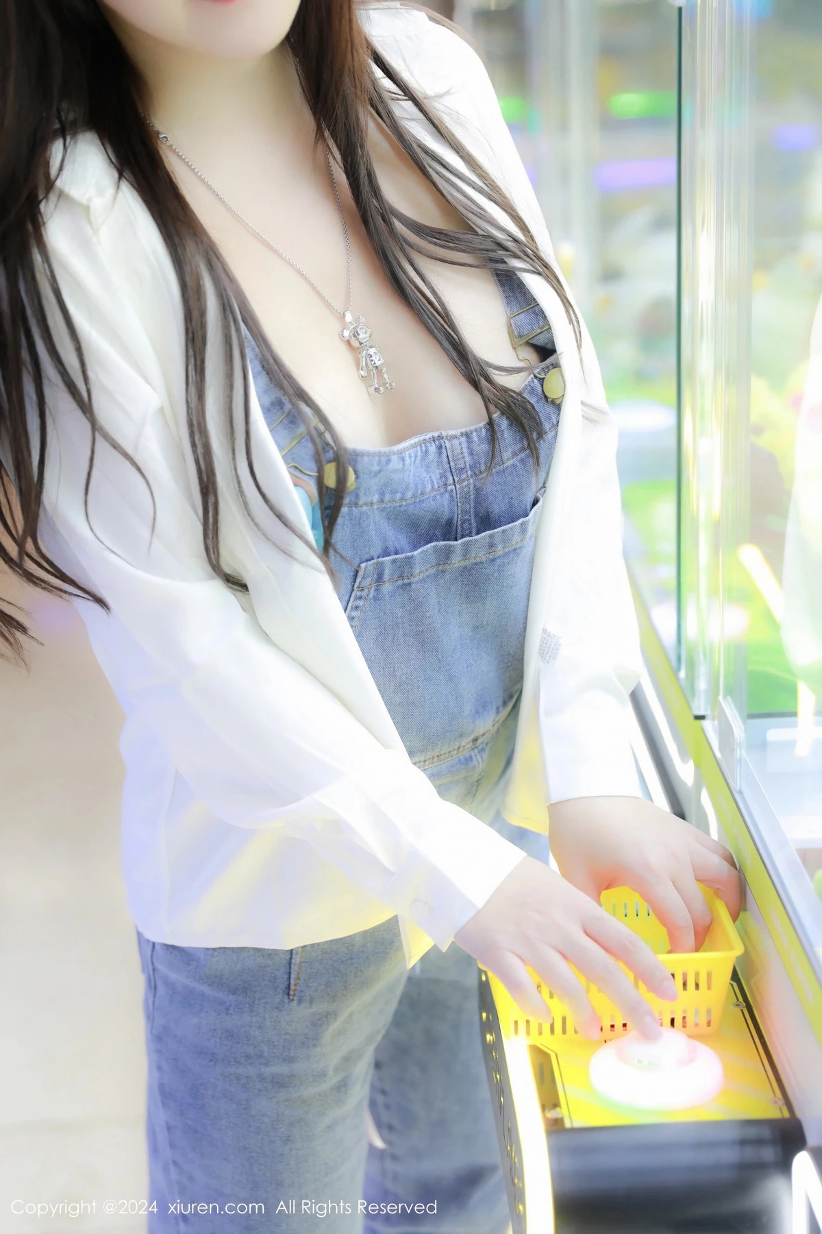 秀人集.com_[XiuRen秀人网]No.8087_模特小薯条nienie电玩店场景性感牛仔背带裤秀曼妙身姿诱惑写真81P