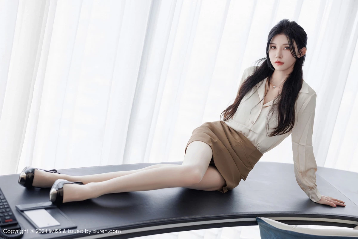 秀人集.com_[IMISS爱蜜社]Vol.767_模特泥鳅鳅性感时尚装扮米色上衣配短裙露超薄肉丝完美诱惑写真44P