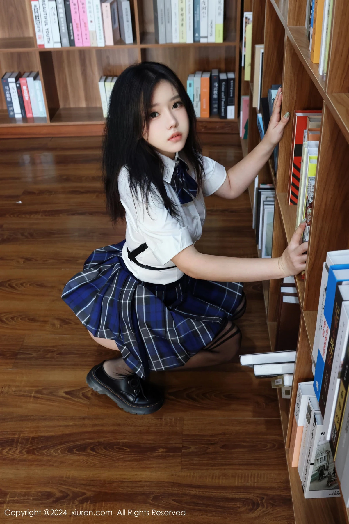 秀人集.com_[XiuRen秀人网]No.8637_模特小薯条nienie图书馆场景JK制服配黑丝袜秀完美身材诱惑写真80P