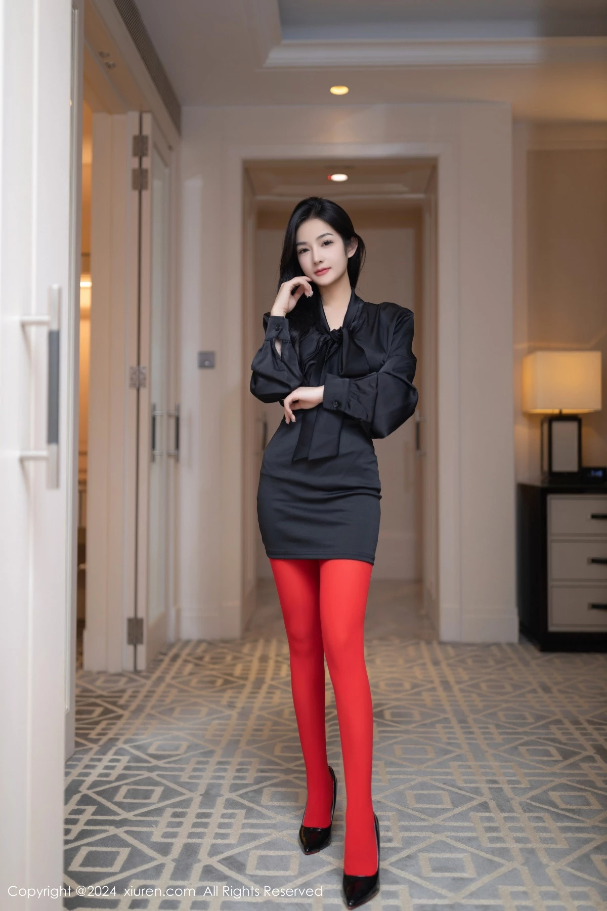 秀人集.com_[XiuRen秀人网]No.8801_模特谭小灵性感黑色连衣短裙配红色丝袜秀惹火身材撩人诱惑写真80P