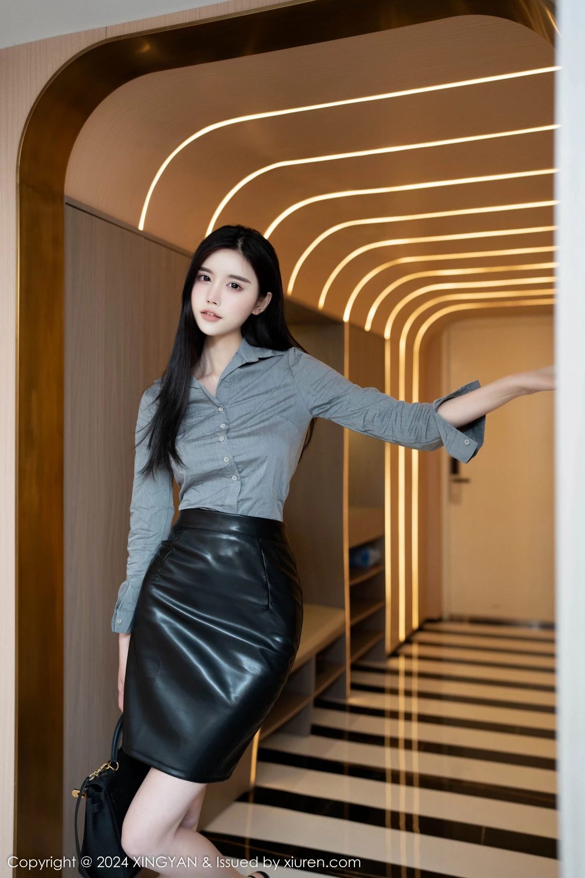 秀人集.com_[XINGYAN星颜社]VOL.287_模特Erikaki性感灰色上衣配黑短裙露黑色内衣秀曼妙身姿迷人写真84P