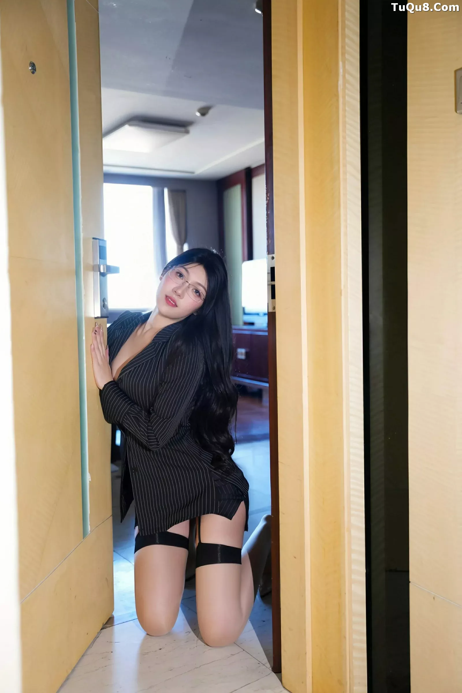 秀人集.com_[XiuRen秀人网]No.10487_新人模特美悠性感黑色OL服饰配黑丝吊袜秀丰腴身材诱惑写真74P