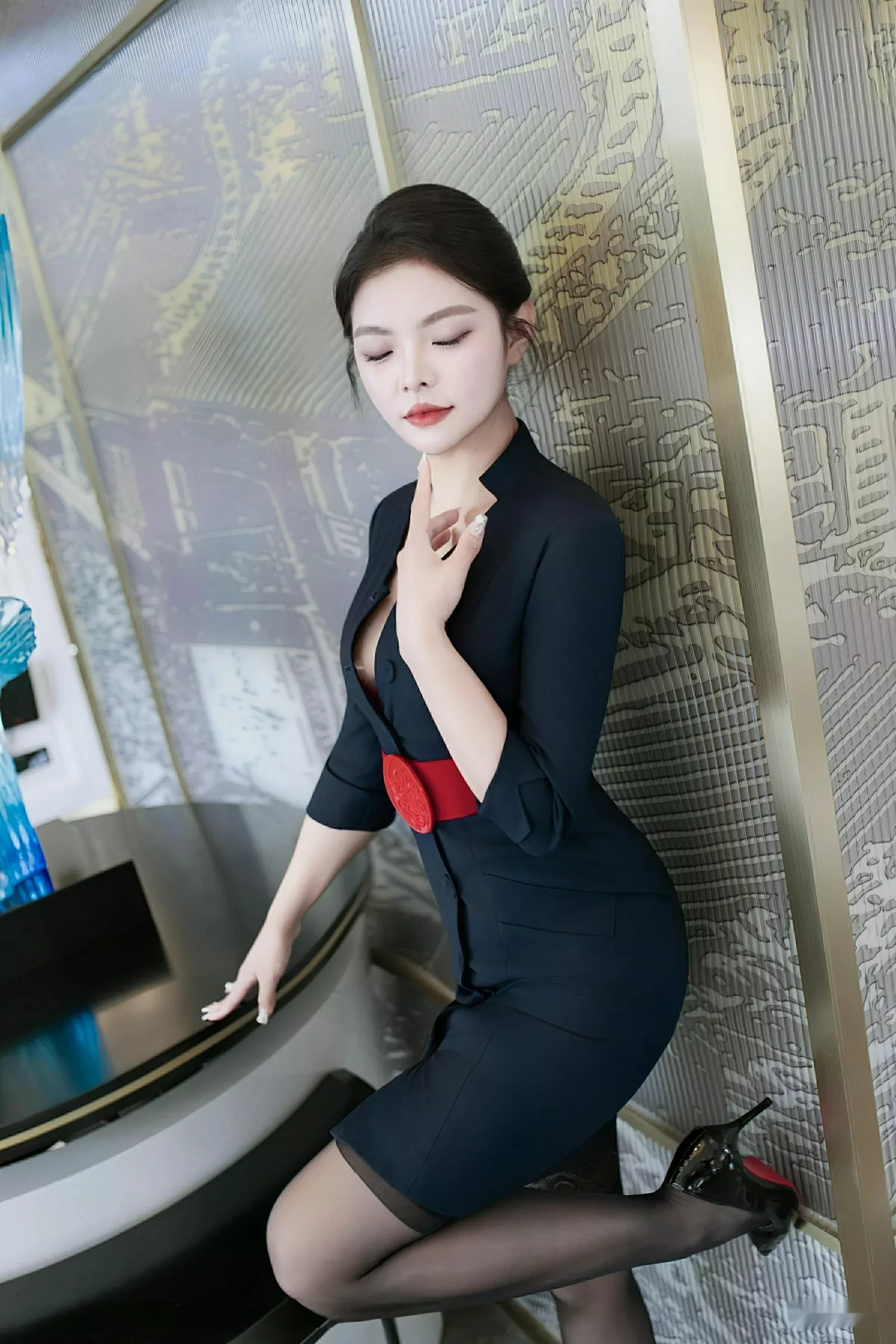 秀人集.com_[XiuRen秀人网]No.10574_模特冬安性感OL服饰露红色蕾丝内衣配黑丝袜秀丰满身材诱惑写真78P