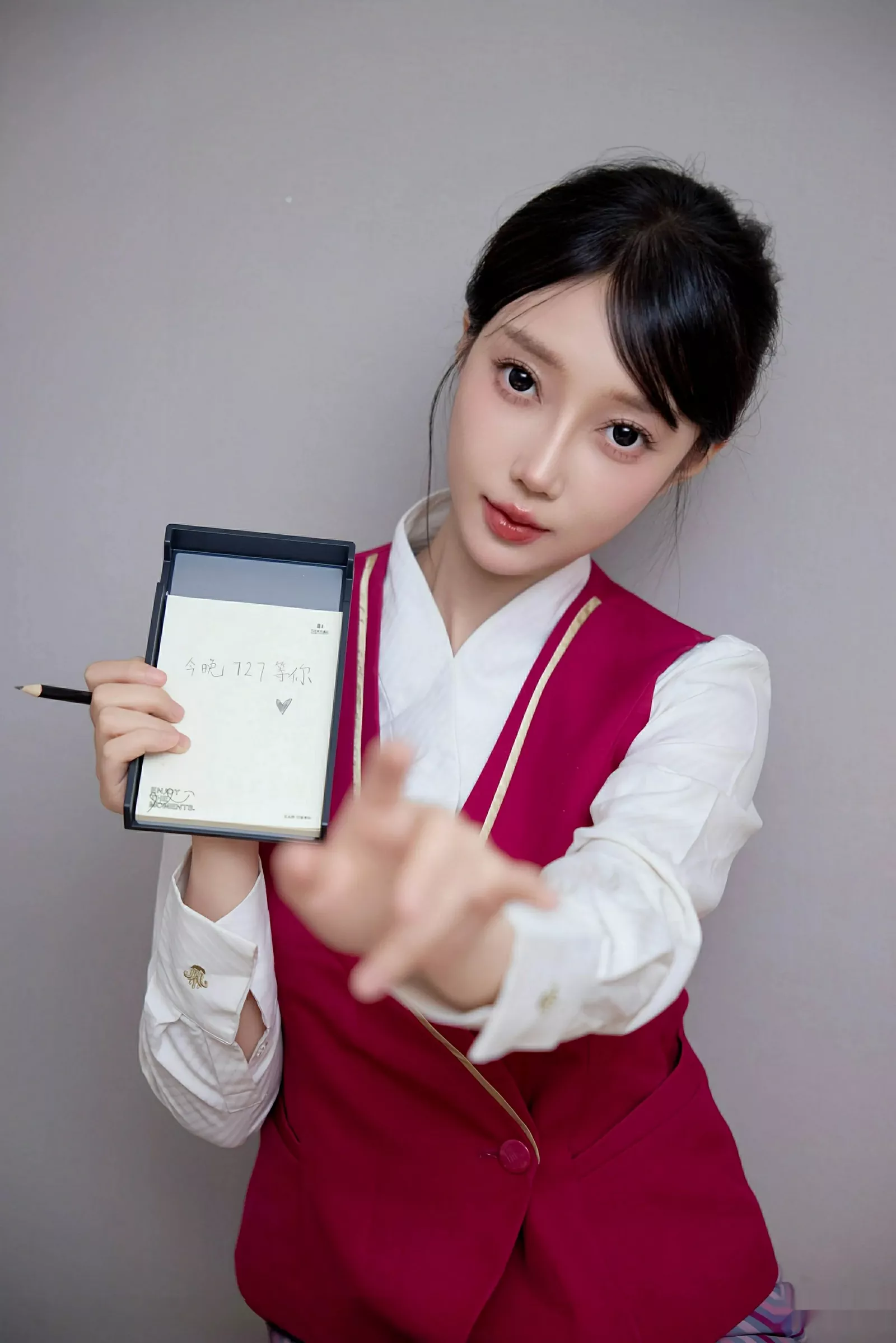 秀人集.com_[XiuRen秀人网]No.10620_模特玥儿玥er性感空姐制服配超薄黑丝秀曼妙身姿迷人诱惑写真70P