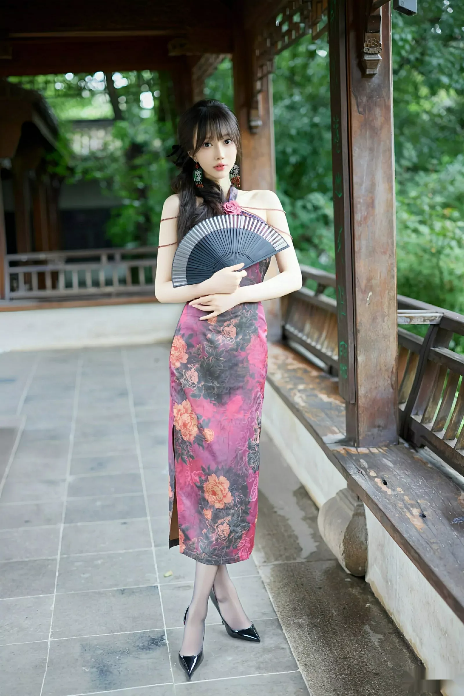 秀人集.com_[XiuRen秀人网]No.10593_模特玥儿玥er性感紫色旗袍服饰配黑丝吊袜秀完美身材诱惑写真64P