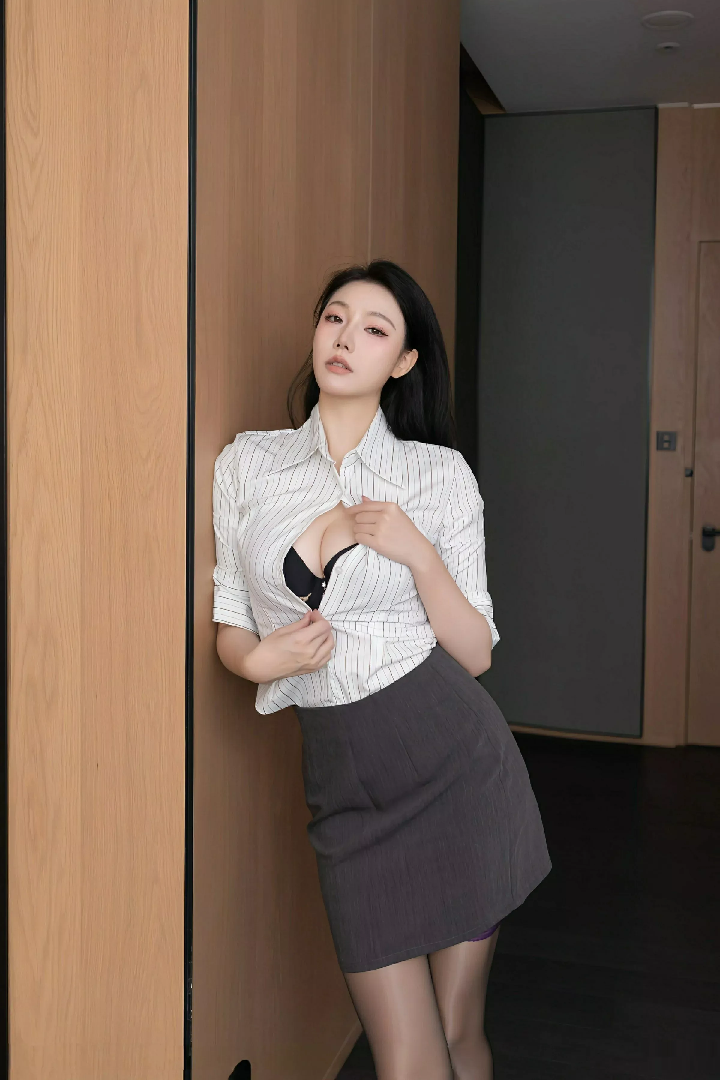 秀人集.com_[XiuRen秀人网]No.10623_模特安然anran性感OL服饰配黑丝吊袜秀曼妙身姿迷人诱惑写真80P