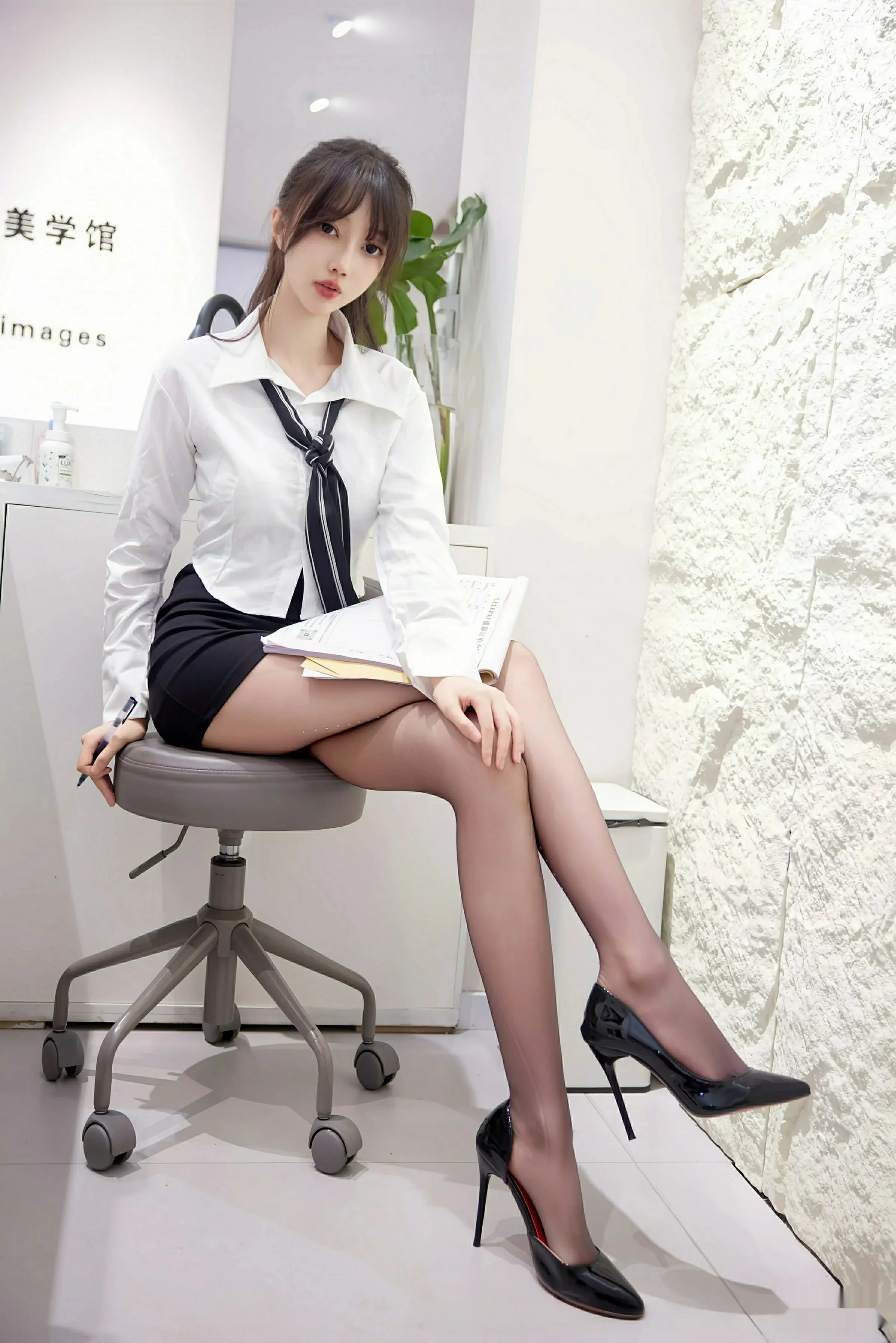 秀人集.com_[XiuRen秀人网]No.10636_模特玥儿玥er性感白色衬衫配黑色短裙露超薄黑丝秀美腿诱惑写真58P