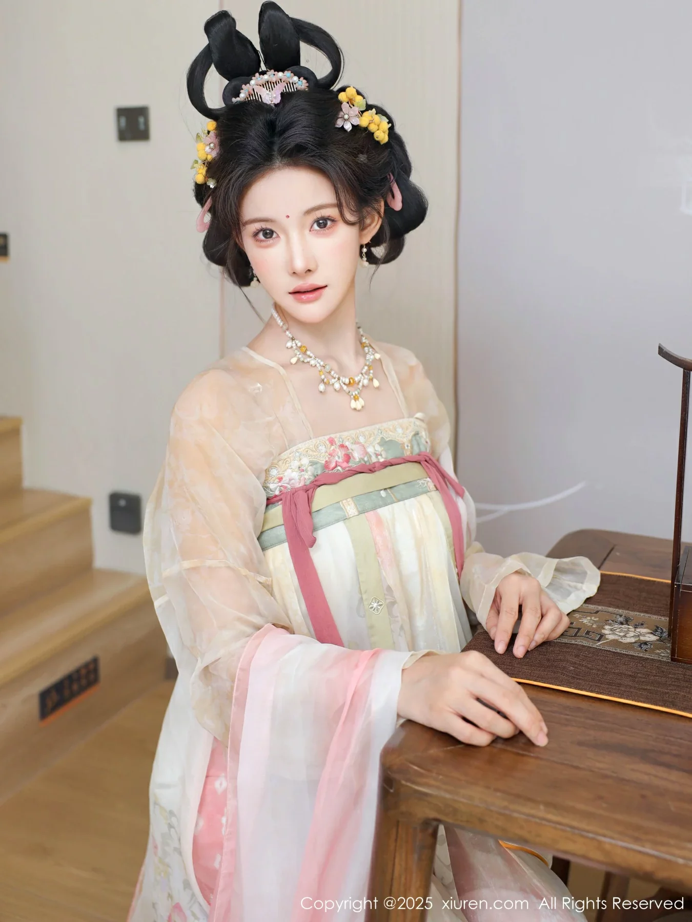 秀人集.com_[XiuRen秀人网]No.10645_模特梨霜儿古典主题性感浅色古装服饰秀丰腴身材迷人美腿写真82P