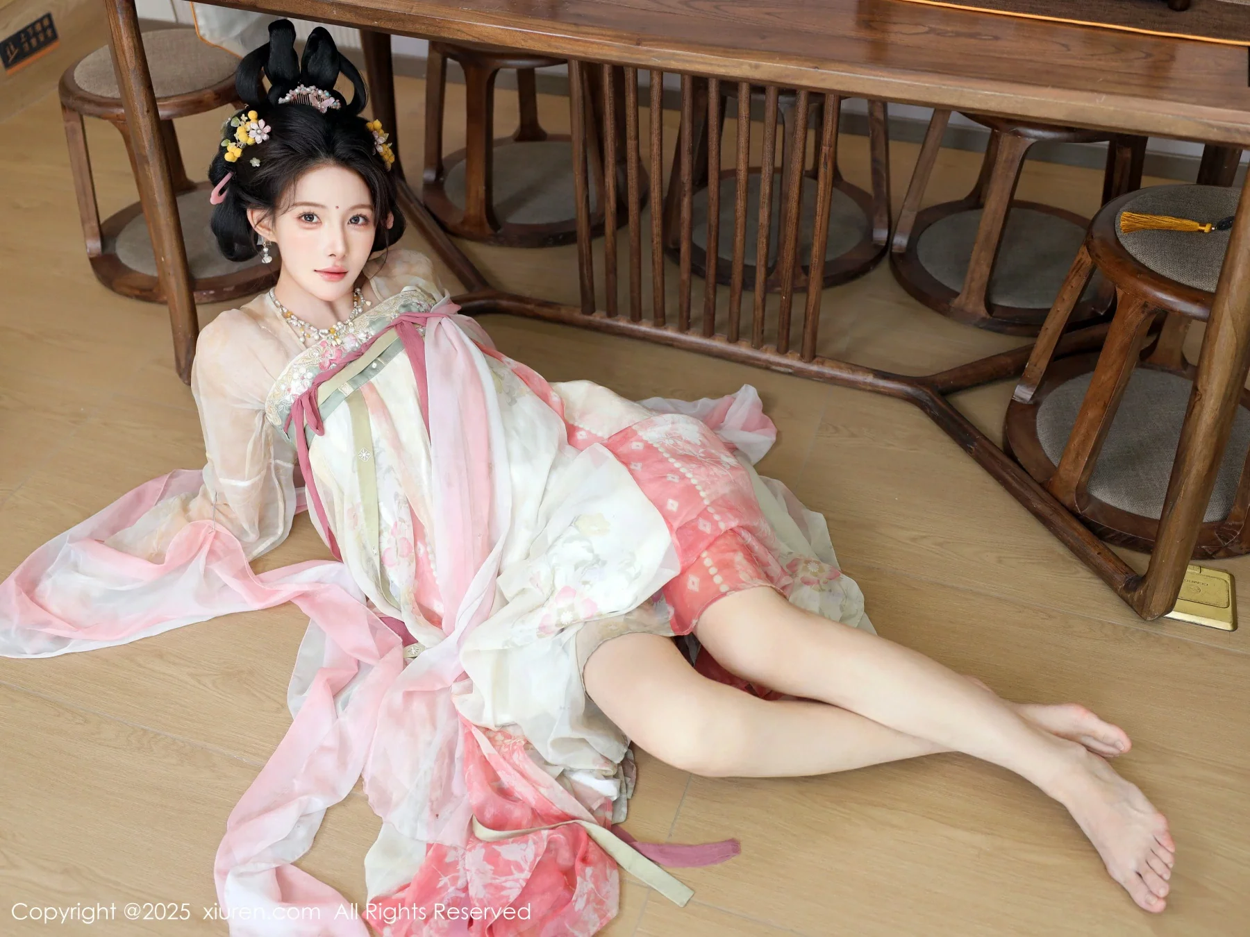 秀人集.com_[XiuRen秀人网]No.10645_模特梨霜儿古典主题性感浅色古装服饰秀丰腴身材迷人美腿写真82P