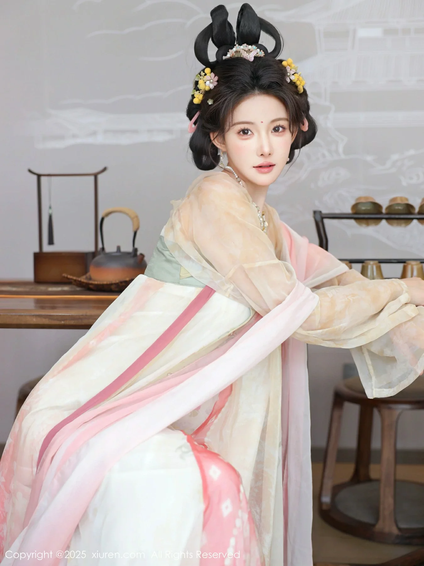 秀人集.com_[XiuRen秀人网]No.10645_模特梨霜儿古典主题性感浅色古装服饰秀丰腴身材迷人美腿写真82P