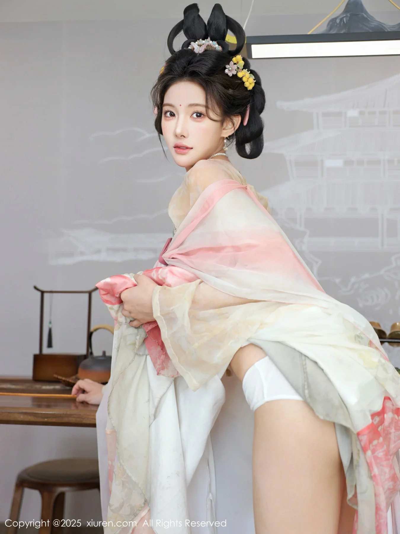 秀人集.com_[XiuRen秀人网]No.10645_模特梨霜儿古典主题性感浅色古装服饰秀丰腴身材迷人美腿写真82P