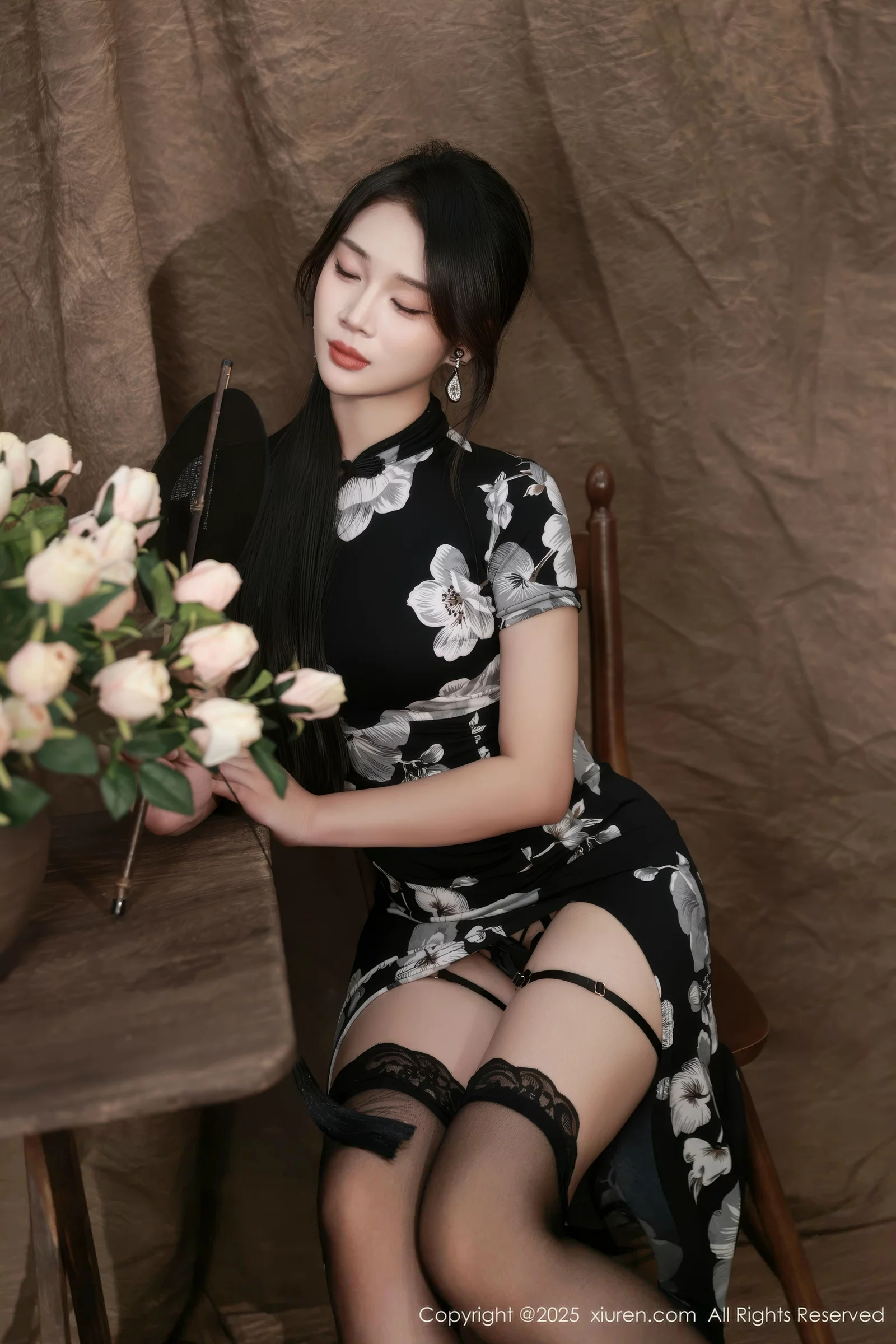 秀人集.com_[XiuRen秀人网]No.10655_模特南乔性感黑色旗袍露紫色情趣内衣配黑色丝袜秀美腿诱惑写真72P