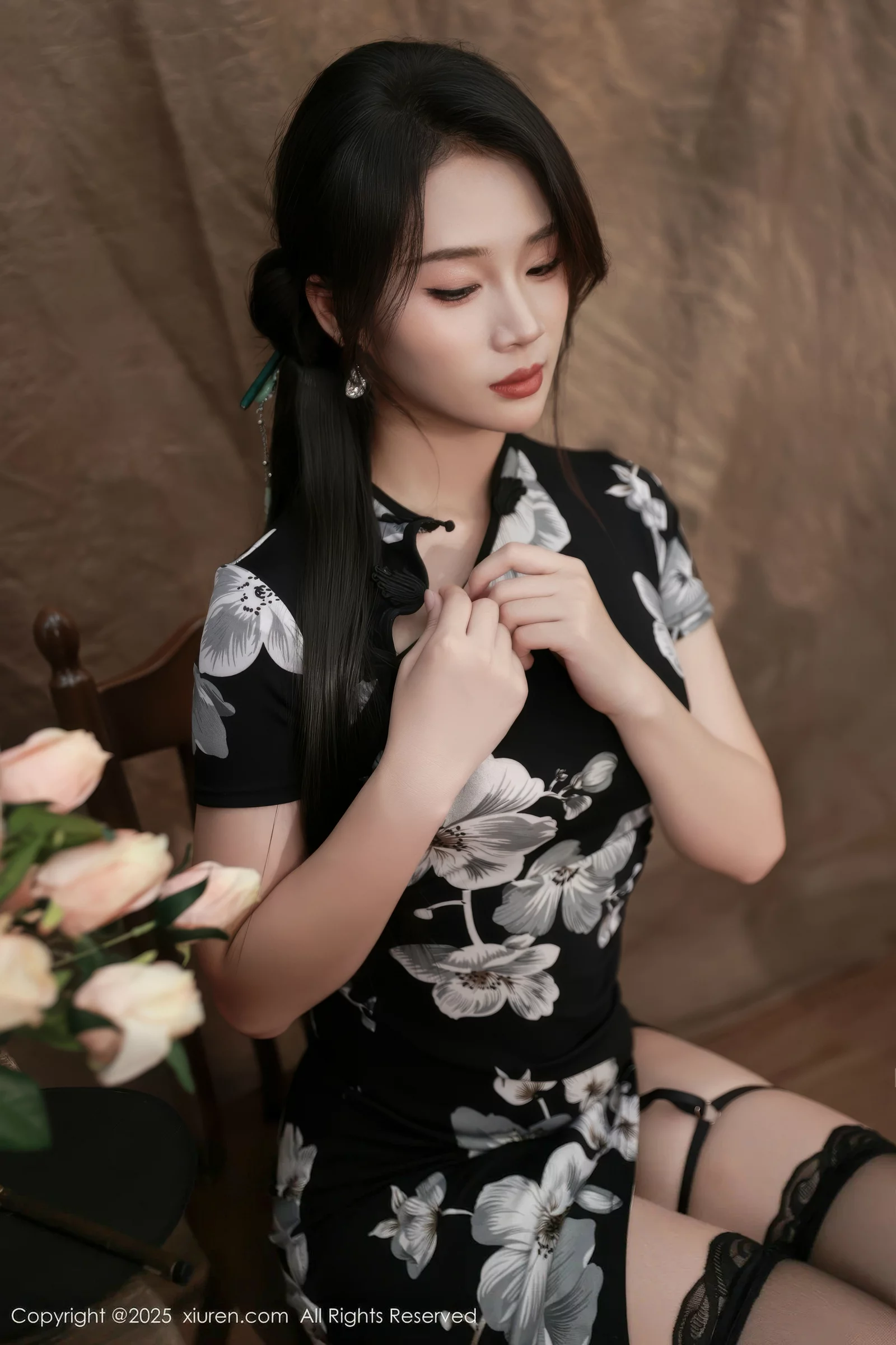 秀人集.com_[XiuRen秀人网]No.10655_模特南乔性感黑色旗袍露紫色情趣内衣配黑色丝袜秀美腿诱惑写真72P