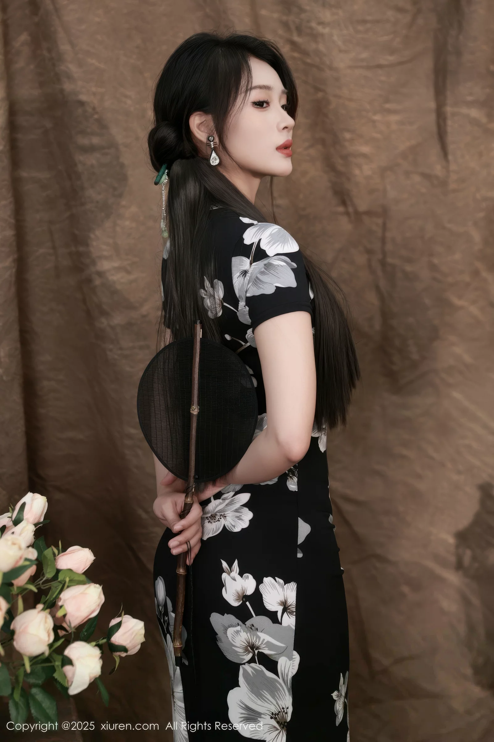 秀人集.com_[XiuRen秀人网]No.10655_模特南乔性感黑色旗袍露紫色情趣内衣配黑色丝袜秀美腿诱惑写真72P