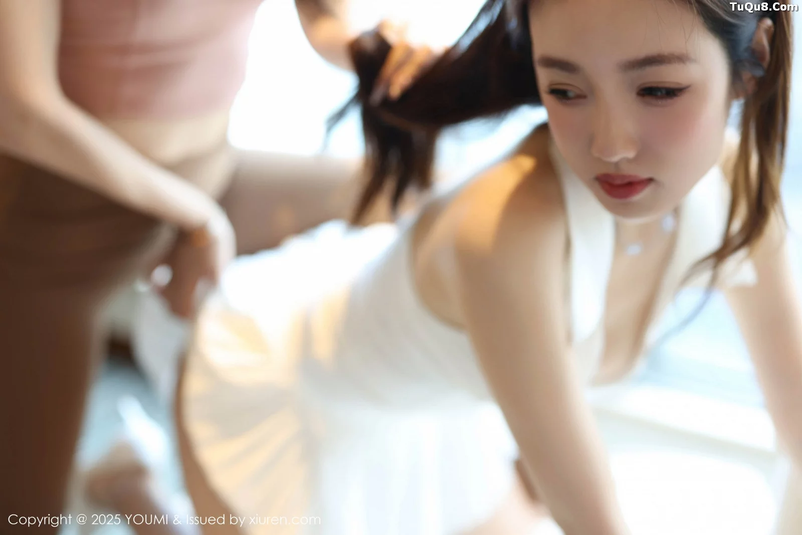 秀人集.com_[YouMi尤蜜荟]Vol.1165_模特桃桃·夭夭twins性感姐妹花白色分体短裙秀完美身材诱惑写真70P