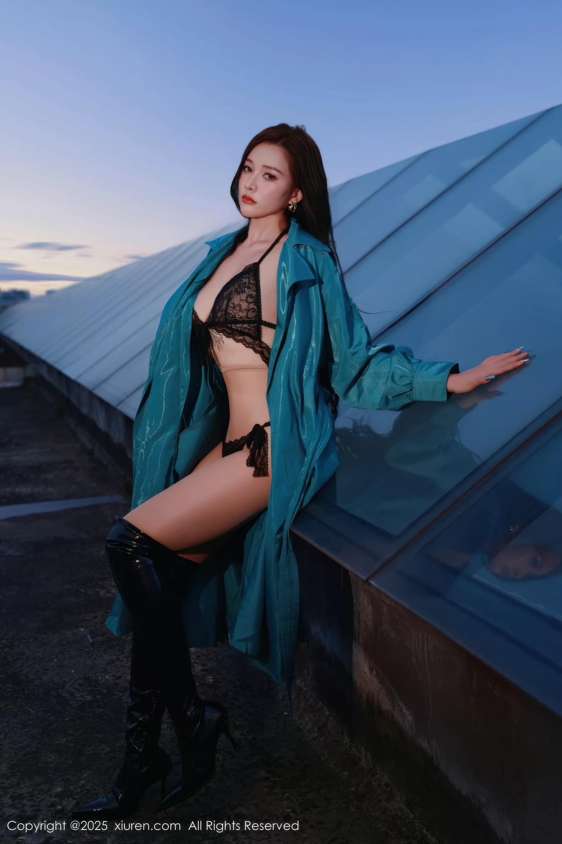 秀人集.com_[XiuRen秀人网]No.10776_模特娜比性感蓝色风衣露黑色蕾丝情趣内衣秀凹凸身材诱惑写真82P