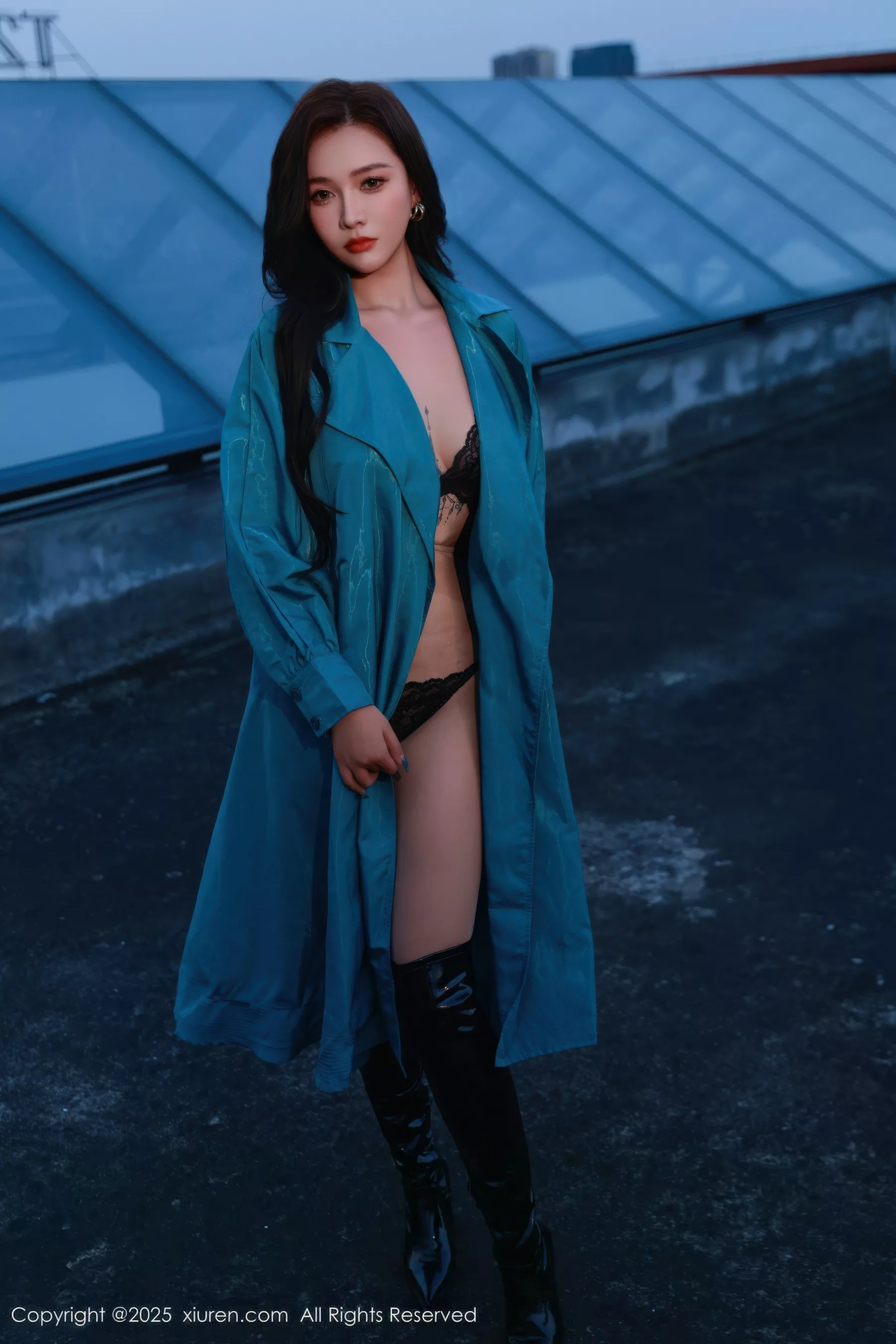 秀人集.com_[XiuRen秀人网]No.10776_模特娜比性感蓝色风衣露黑色蕾丝情趣内衣秀凹凸身材诱惑写真82P