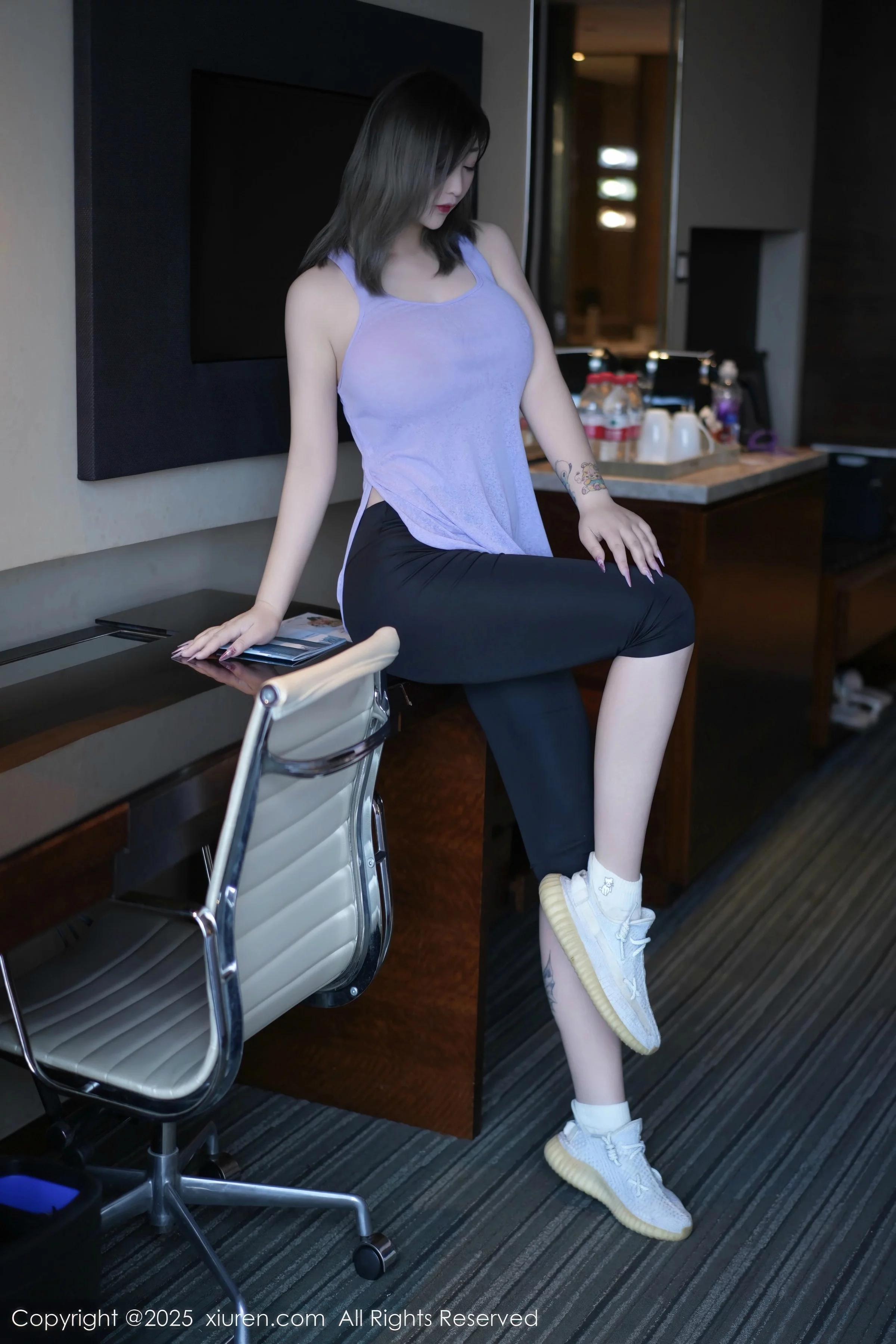 秀人集.com_[XiuRen秀人网]No.10682_女神妲己_Toxic性感紫灰色上衣配黑色短裤秀丰满身材诱惑写真52P