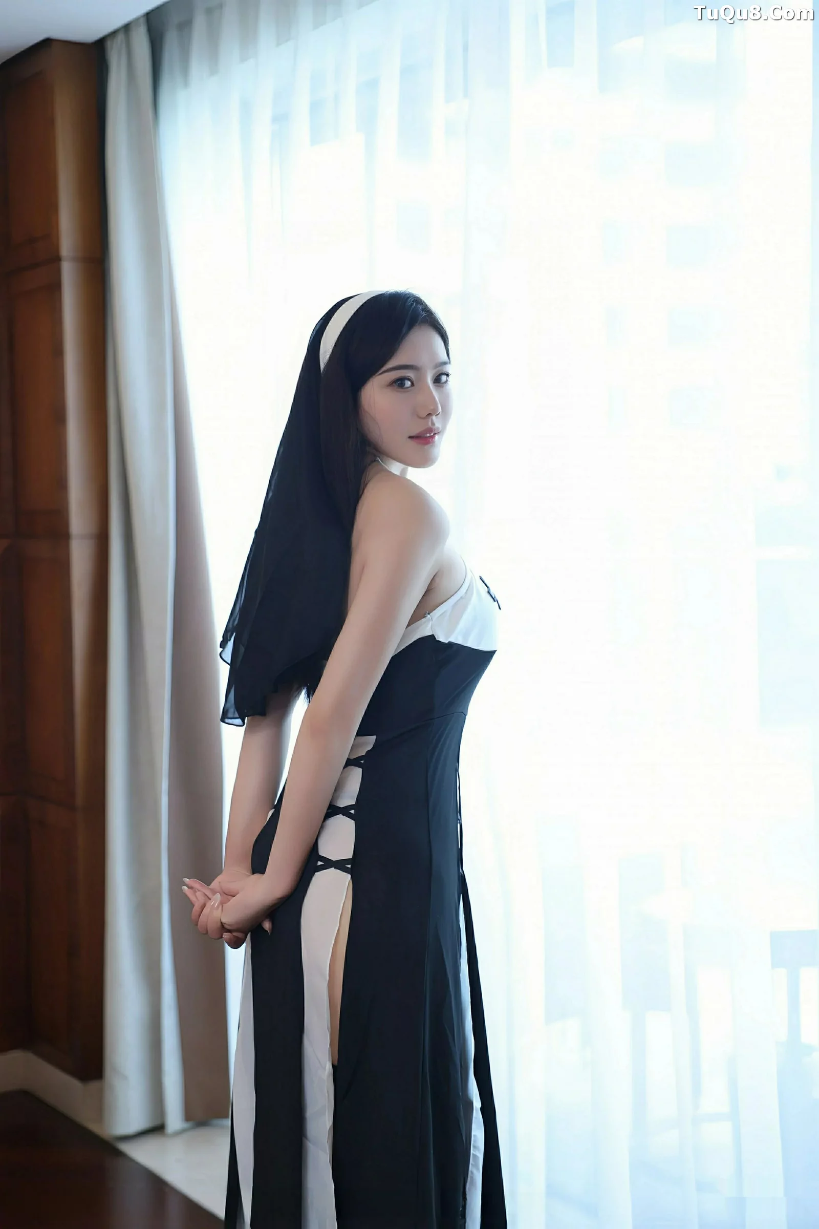 秀人集.com_[XiuRen秀人网]No.10690_模特白薇薇vcvc性感黑白修女服饰配黑色丝袜秀丰腴身材诱惑写真71P