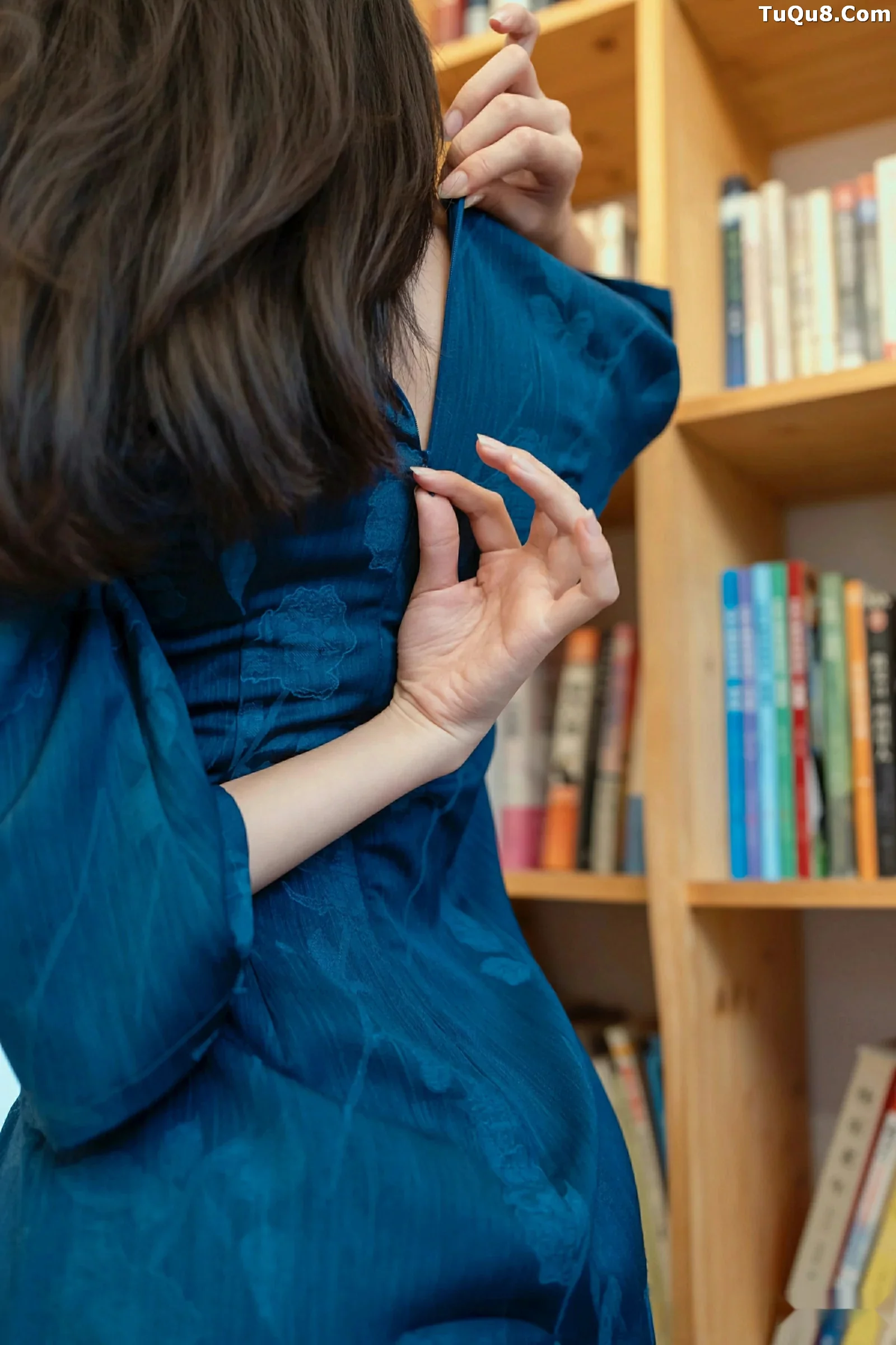 秀人集.com_[XINGYAN星颜社]VOL.390_模特时安安性感深色旗袍露黑色内衣配开档肉丝秀美腿诱惑写真76P