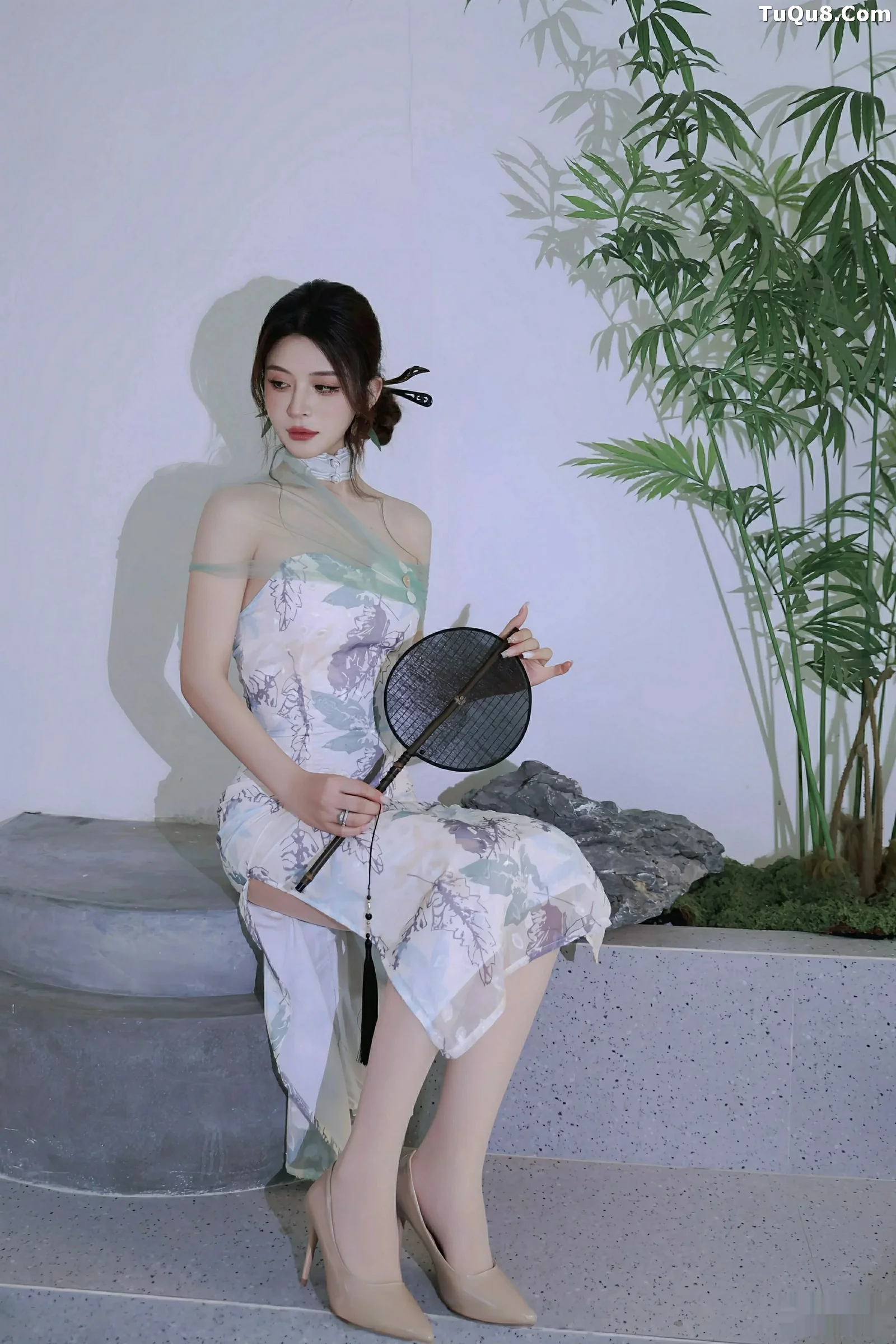 秀人集.com_[XiuRen秀人网]No.10694_模特阿依莎性感浅色古风服饰配超薄肉色秀高挑曼妙身材诱惑写真82P