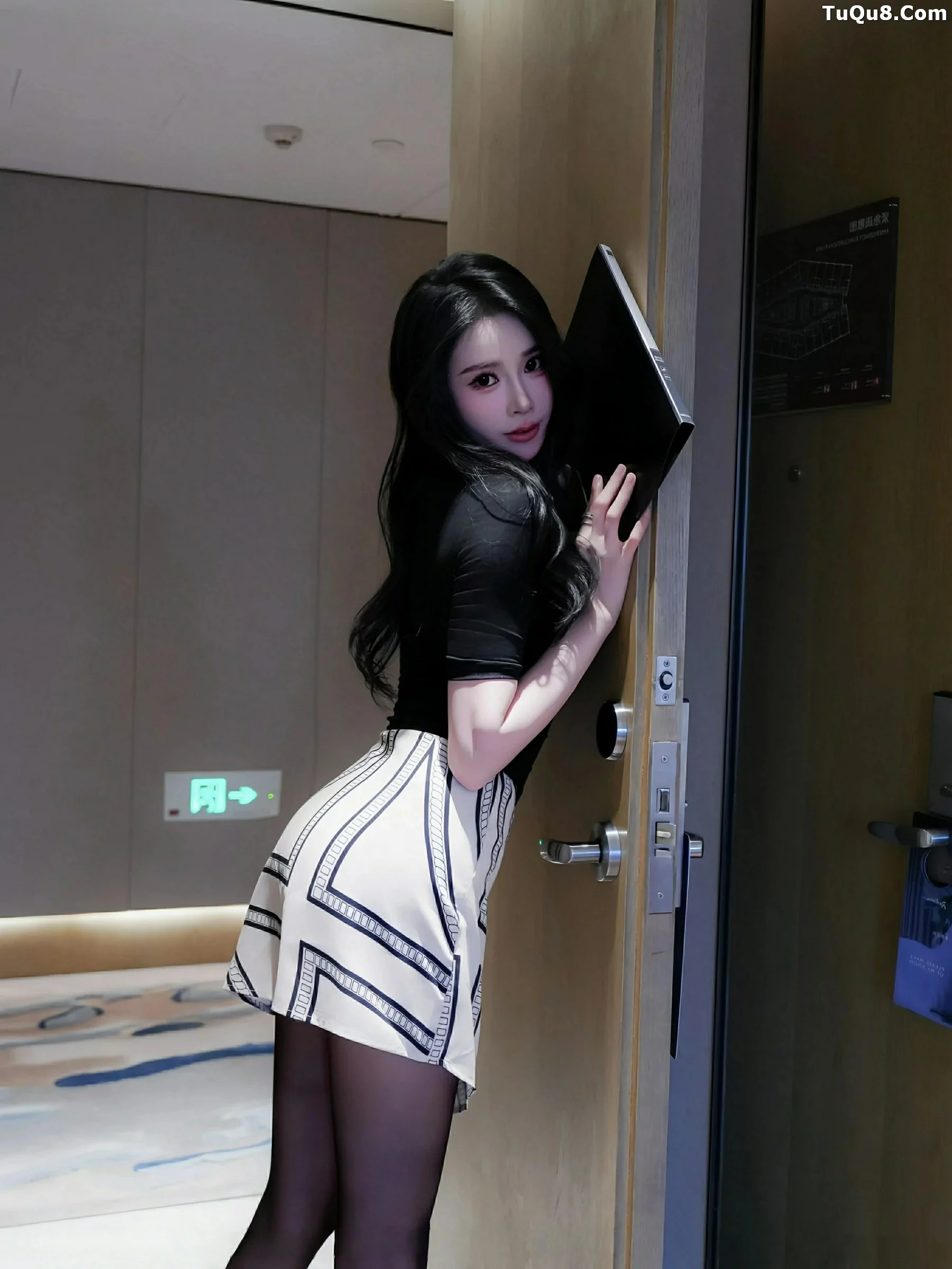 秀人集.com_[XiuRen秀人网]No.10817_新人模特椰汁糯米姬性感黑色T恤配超薄黑丝秀曼妙身材诱惑写真80P