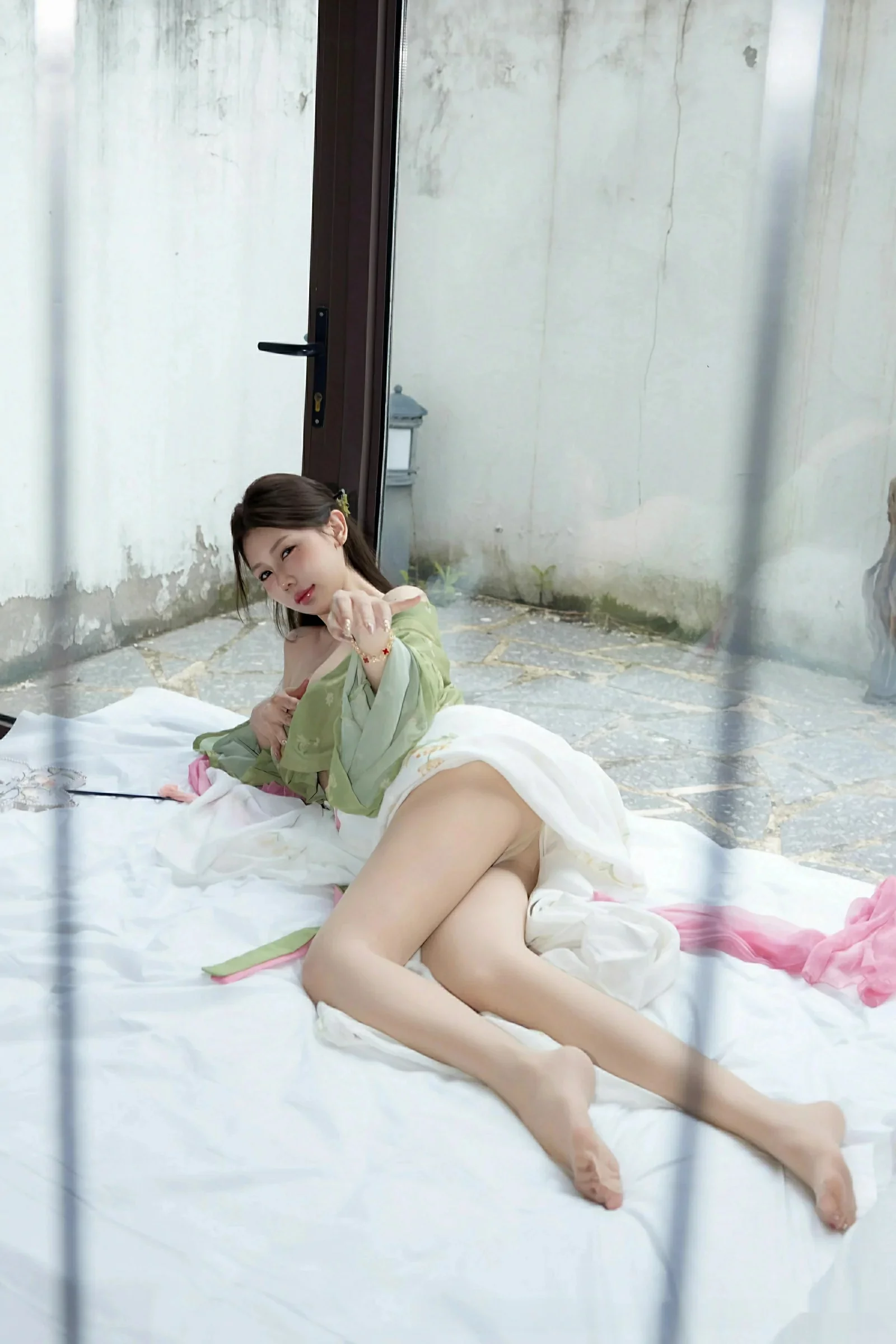 秀人集.com_[XiuRen秀人网]No.10834_模特尹甜甜sunny性感薄纱汉服装扮配超薄肉丝秀完美身材诱惑写真83P