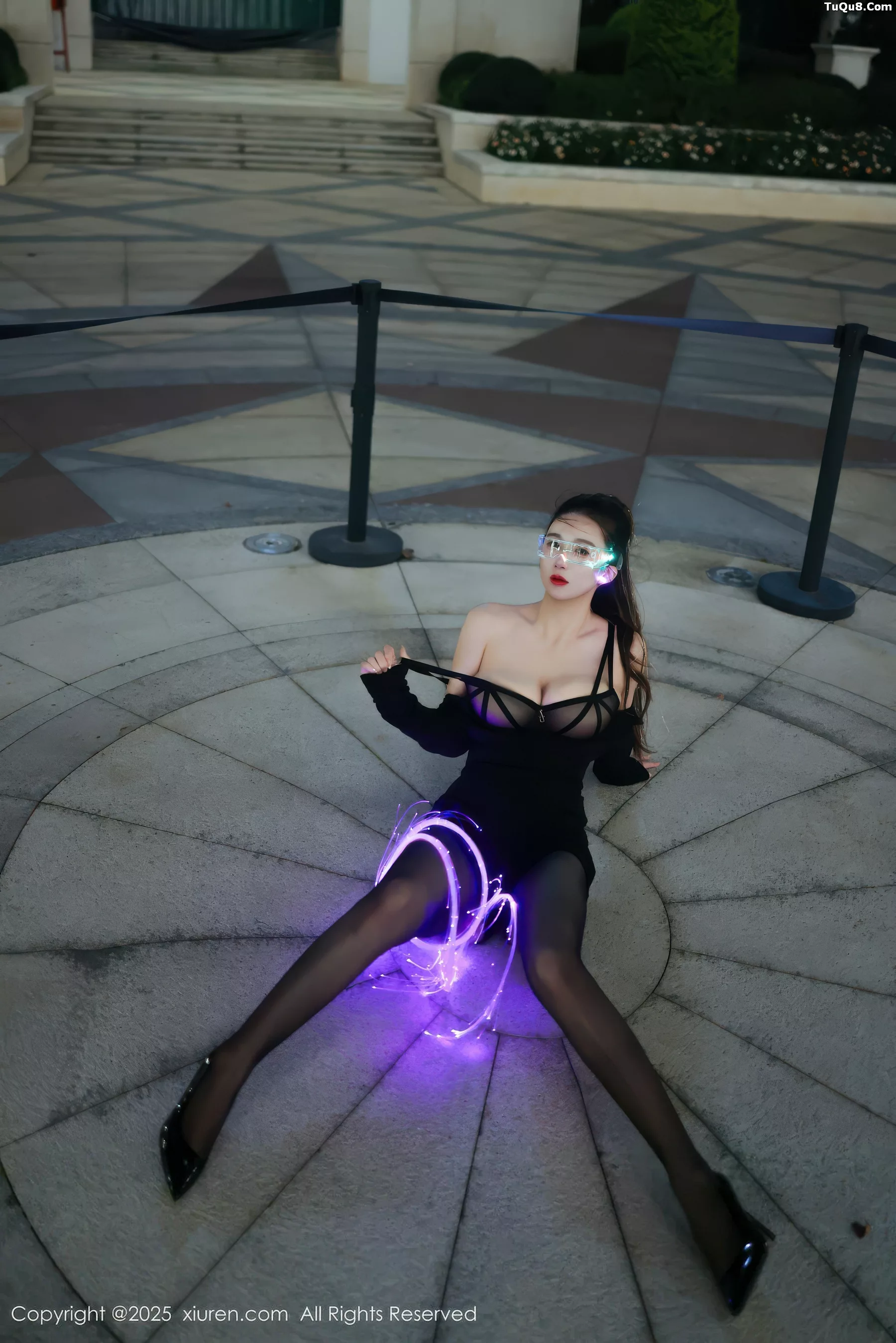 秀人集.com_[XiuRen秀人网]No.10936_模特小肉肉咪性感黑色连衣短裙配超薄黑丝秀凹凸身材诱惑写真77P