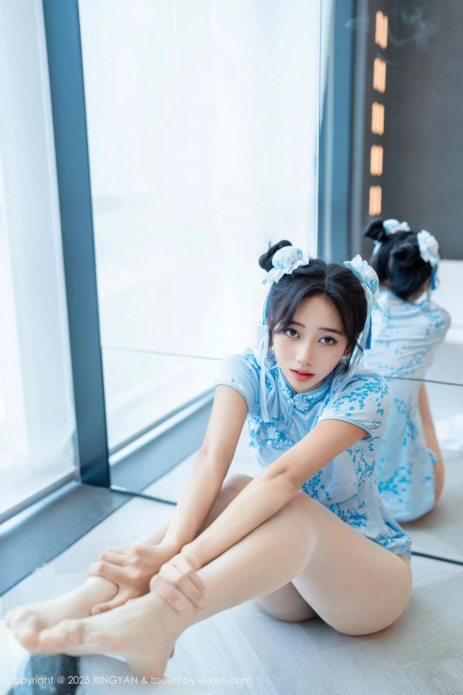 秀人集.com_[XINGYAN星颜社]VOL.414_模特时安安性感蓝色短旗袍配白色丝袜秀柔美身材撩人诱惑写真71P