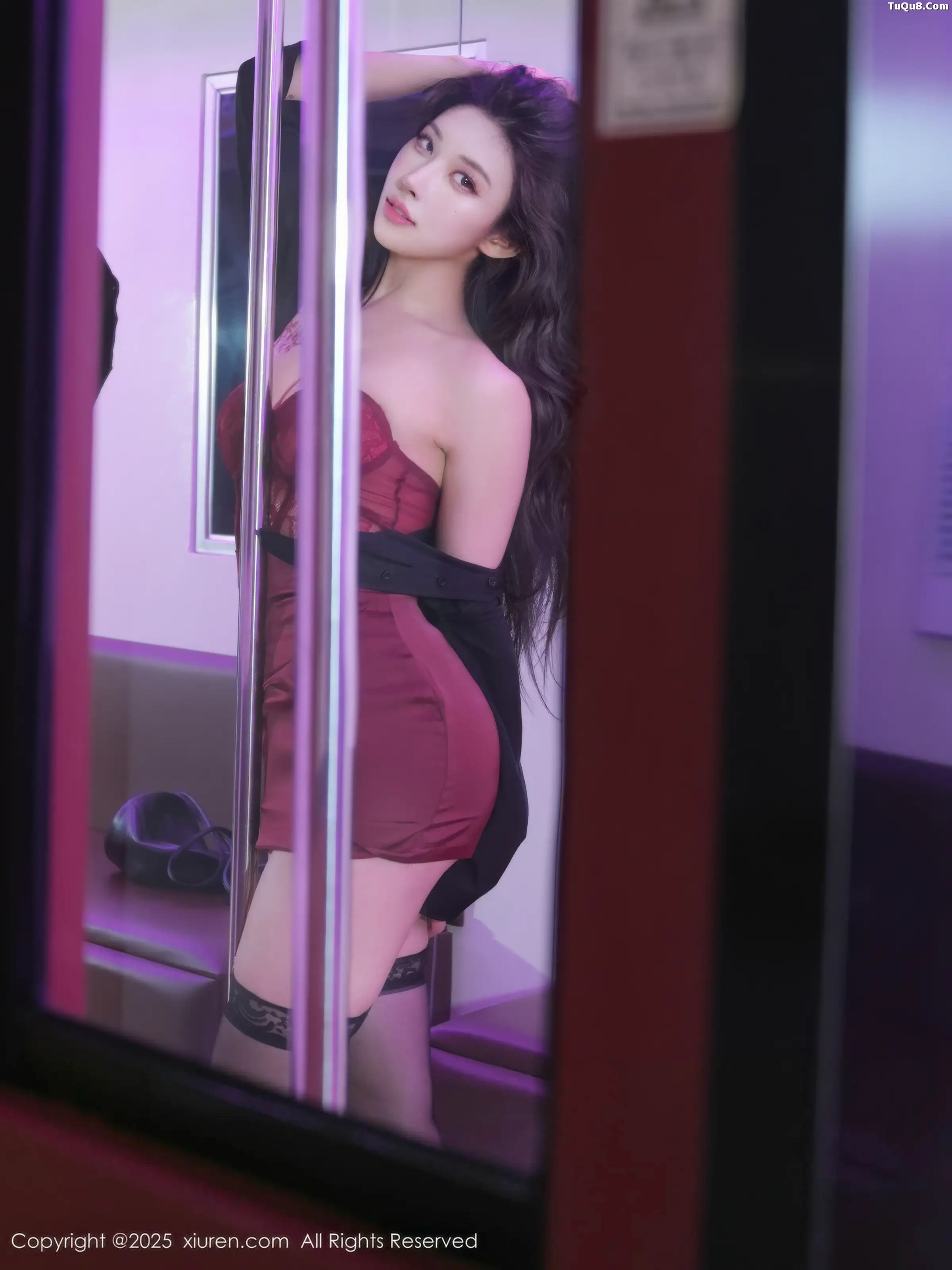 秀人集.com_[XiuRen秀人网]No.11062_模特夏冰冰动车场景性感红色OL服饰配黑丝袜秀丰满身材诱惑写真78P